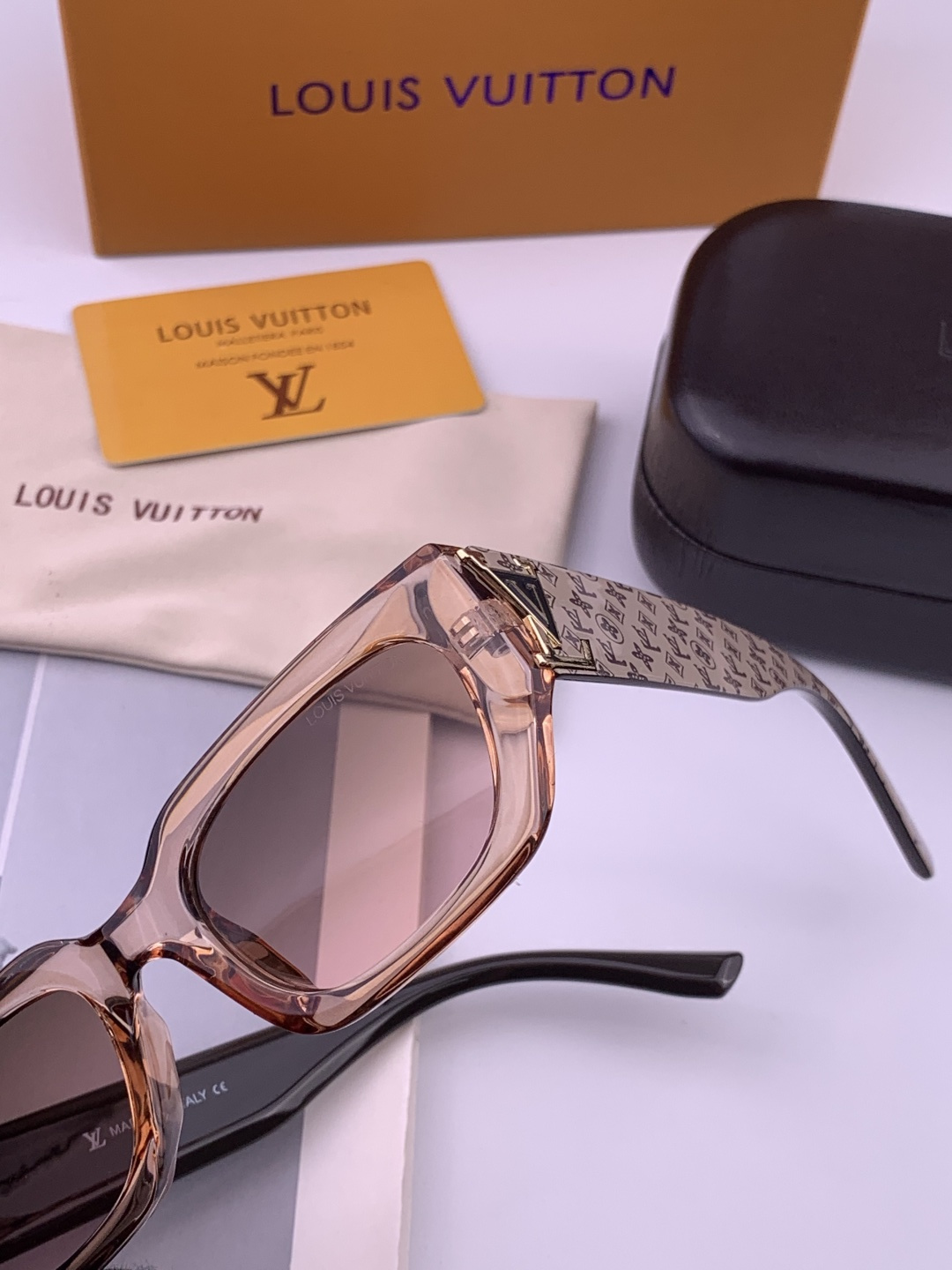 LV 开春新款 潮流爆款 时尚方框太阳镜 高品质 佩戴舒适 网红潮款墨镜 型号L4232