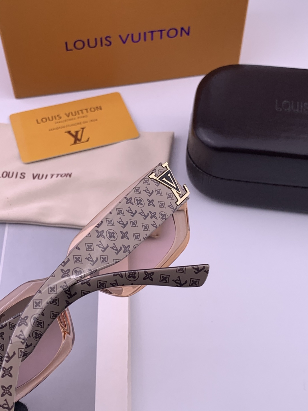 LV 开春新款 潮流爆款 时尚方框太阳镜 高品质 佩戴舒适 网红潮款墨镜 型号L4232