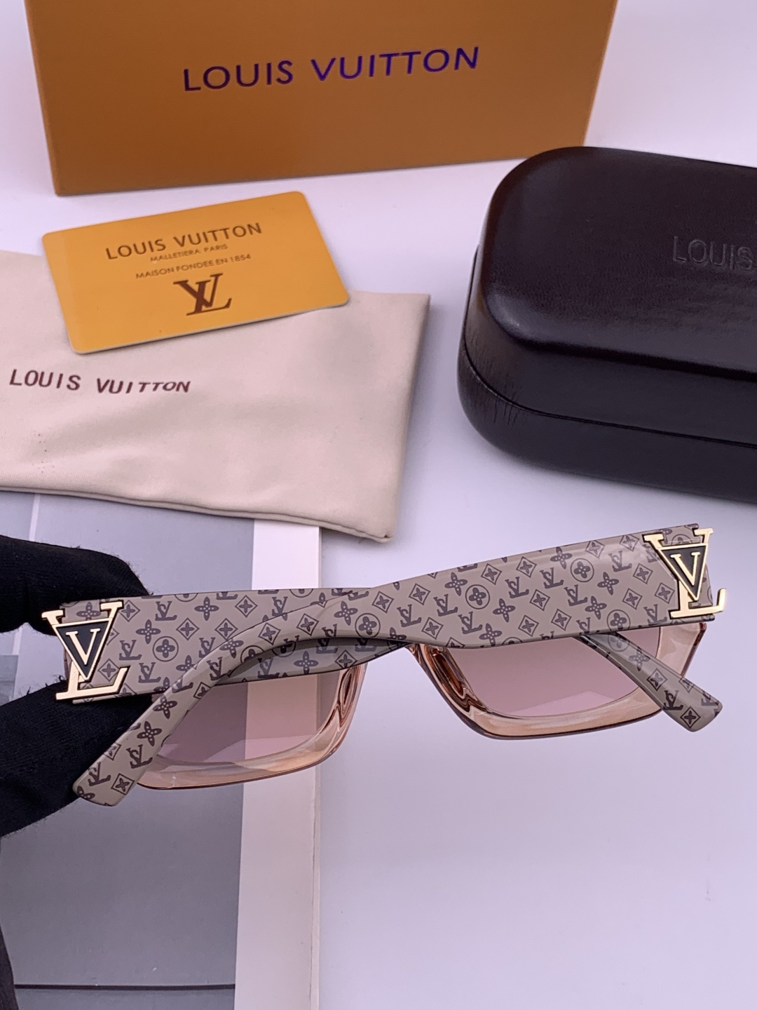LV 开春新款 潮流爆款 时尚方框太阳镜 高品质 佩戴舒适 网红潮款墨镜 型号L4232