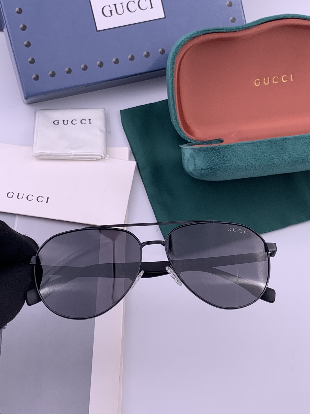 Gucci 。 高品质男女款墨镜 👍 进口宝丽来偏光镜片 。蛤蟆镜 开车钓鱼都可 。百搭显瘦墨镜韩版男士