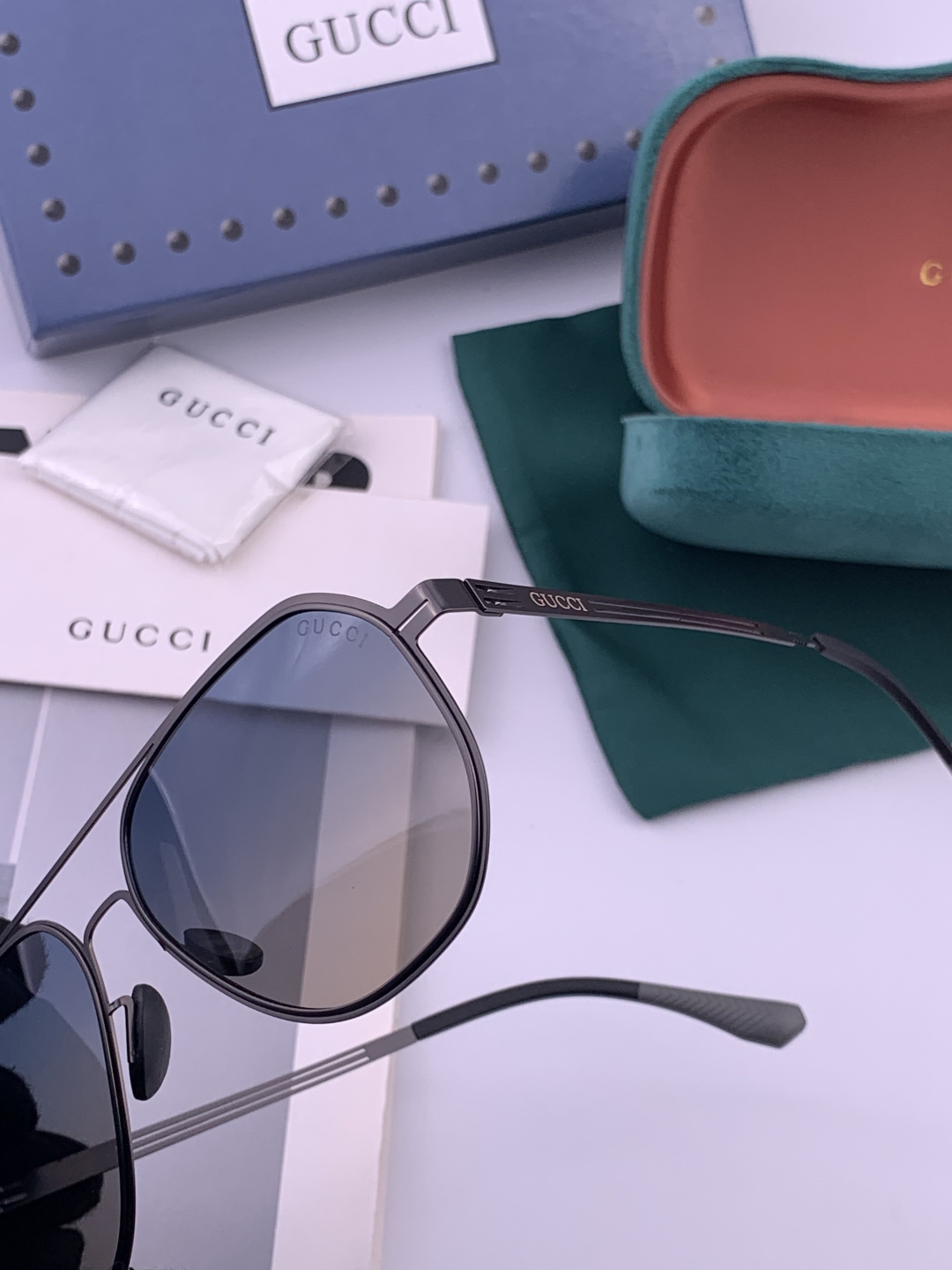 Gucci 春夏新款超轻无螺丝压不坏系列情侣款太阳镜高清尼龙镜片🦅完美品质，适合各种脸型，经典太阳镜亮相