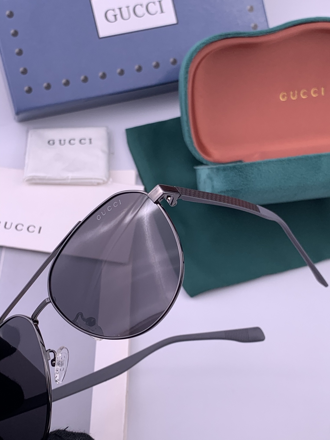 Gucci 。 高品质男女款墨镜 👍 进口宝丽来偏光镜片 。蛤蟆镜 开车钓鱼都可 。百搭显瘦墨镜韩版男士