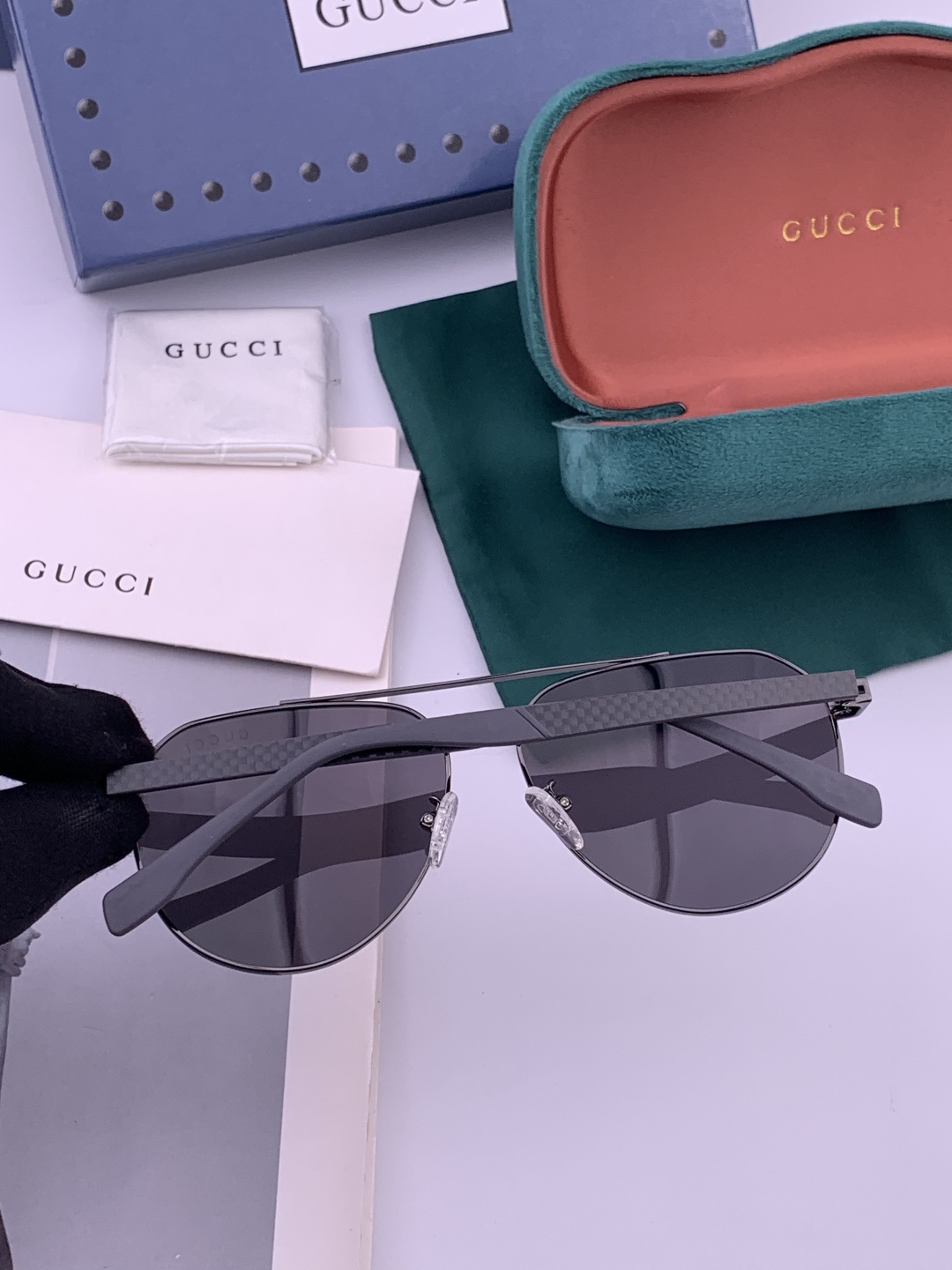 Gucci 。 高品质男女款墨镜 👍 进口宝丽来偏光镜片 。蛤蟆镜 开车钓鱼都可 。百搭显瘦墨镜韩版男士