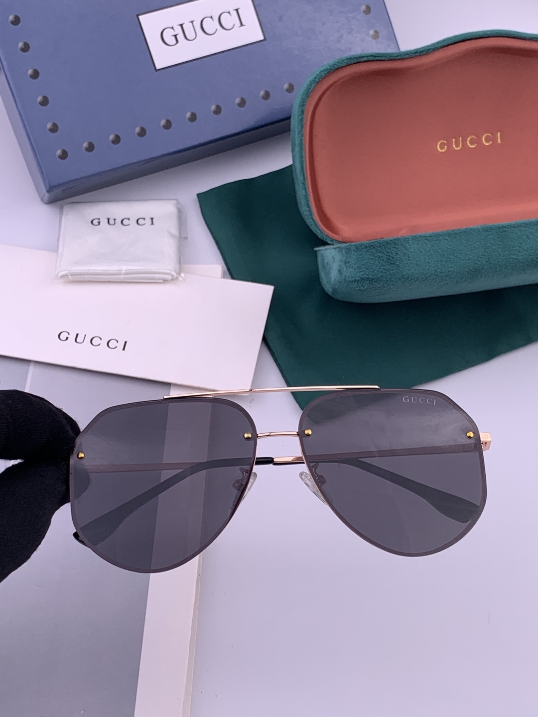 GUCCI 官网同步。 高品质男女款墨镜 👍 进口宝丽来偏光镜片 。蛤蟆镜 开车钓鱼都可 。型号：G83