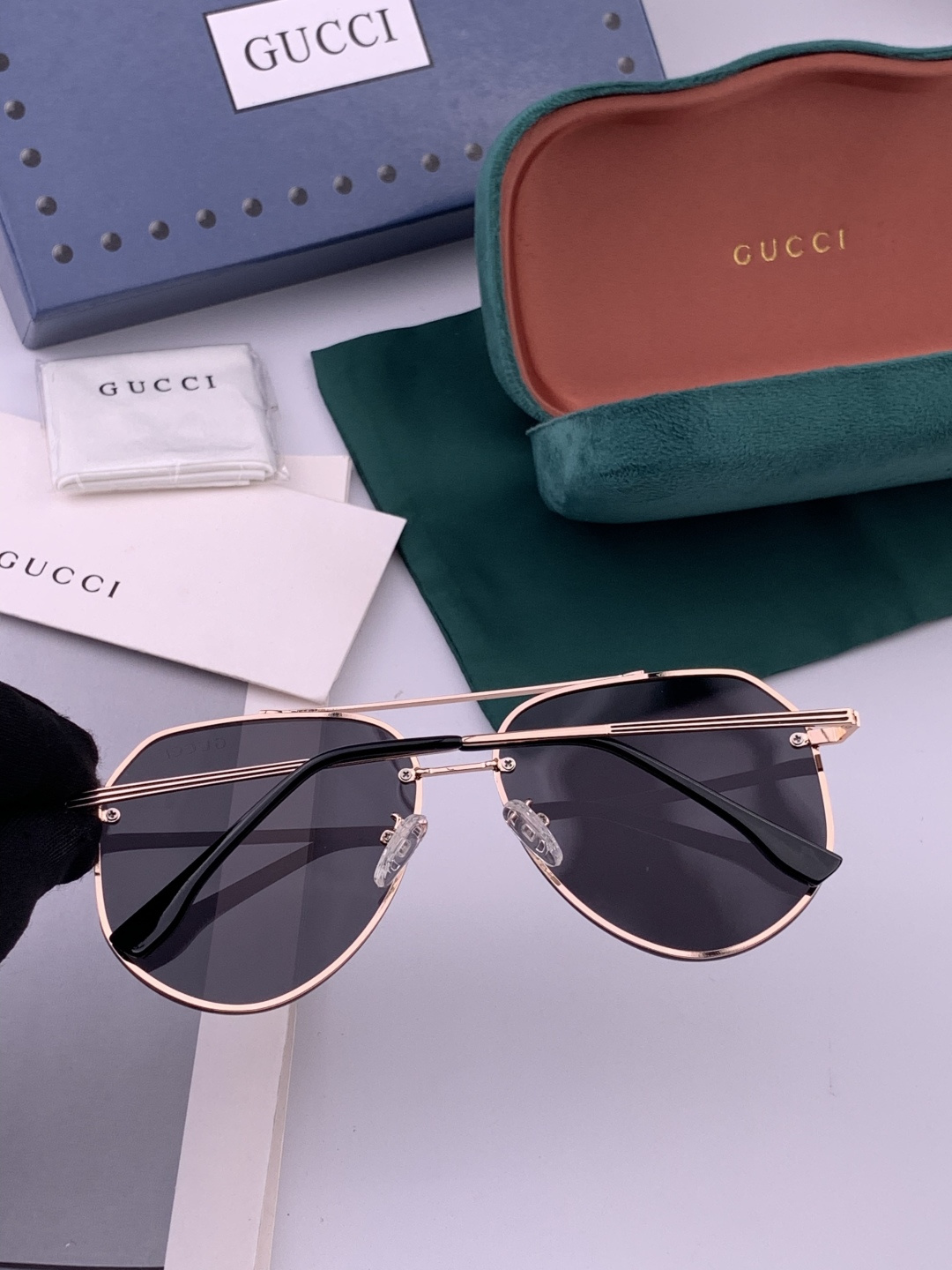 GUCCI 官网同步。 高品质男女款墨镜 👍 进口宝丽来偏光镜片 。蛤蟆镜 开车钓鱼都可 。型号：G83
