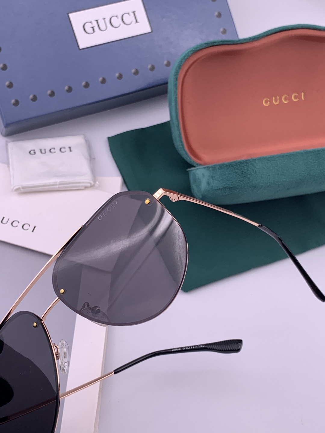 GUCCI 官网同步。 高品质男女款墨镜 👍 进口宝丽来偏光镜片 。蛤蟆镜 开车钓鱼都可 。型号：G83