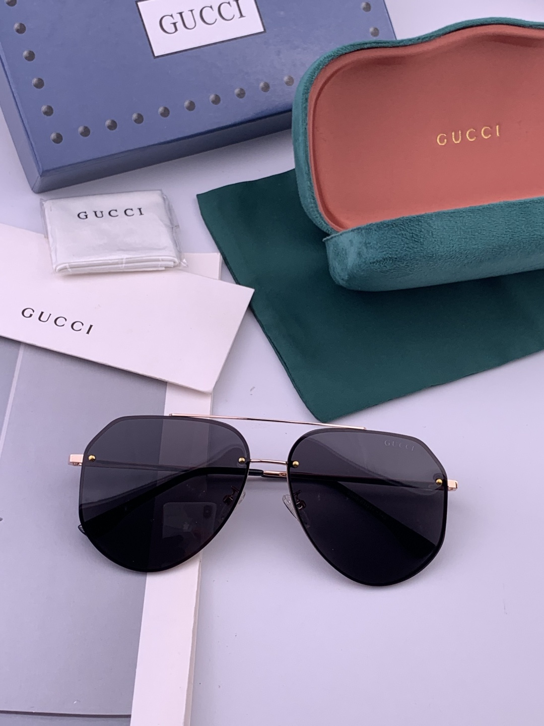 GUCCI 官网同步。 高品质男女款墨镜 👍 进口宝丽来偏光镜片 。蛤蟆镜 开车钓鱼都可 。型号：G83