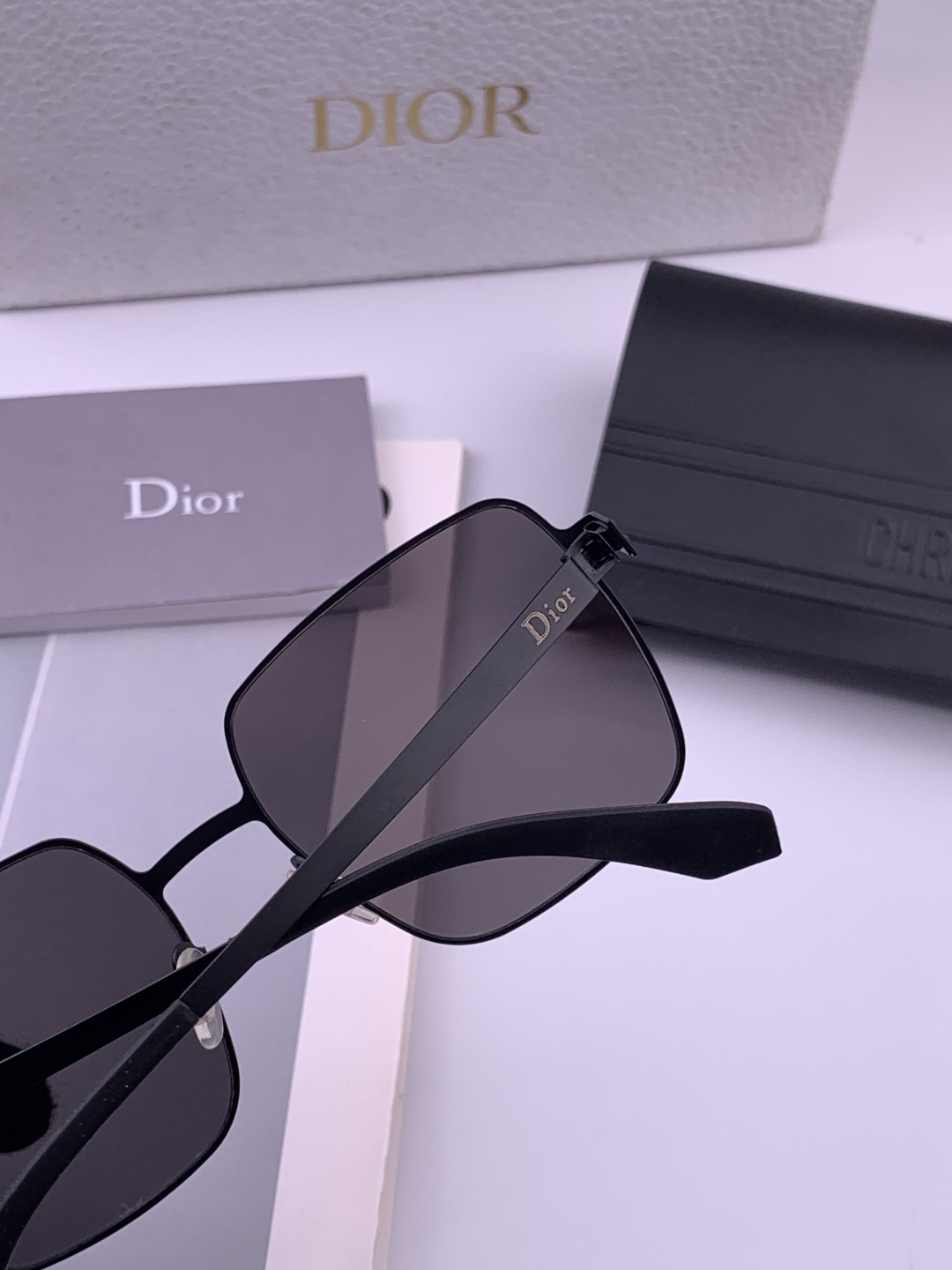 DIOR-迪奥新款男女情侣款太阳iP电镀永不褪色 卖点：超轻超有弹性整幅眼镜无螺丝重要的是压不坏、镜片：