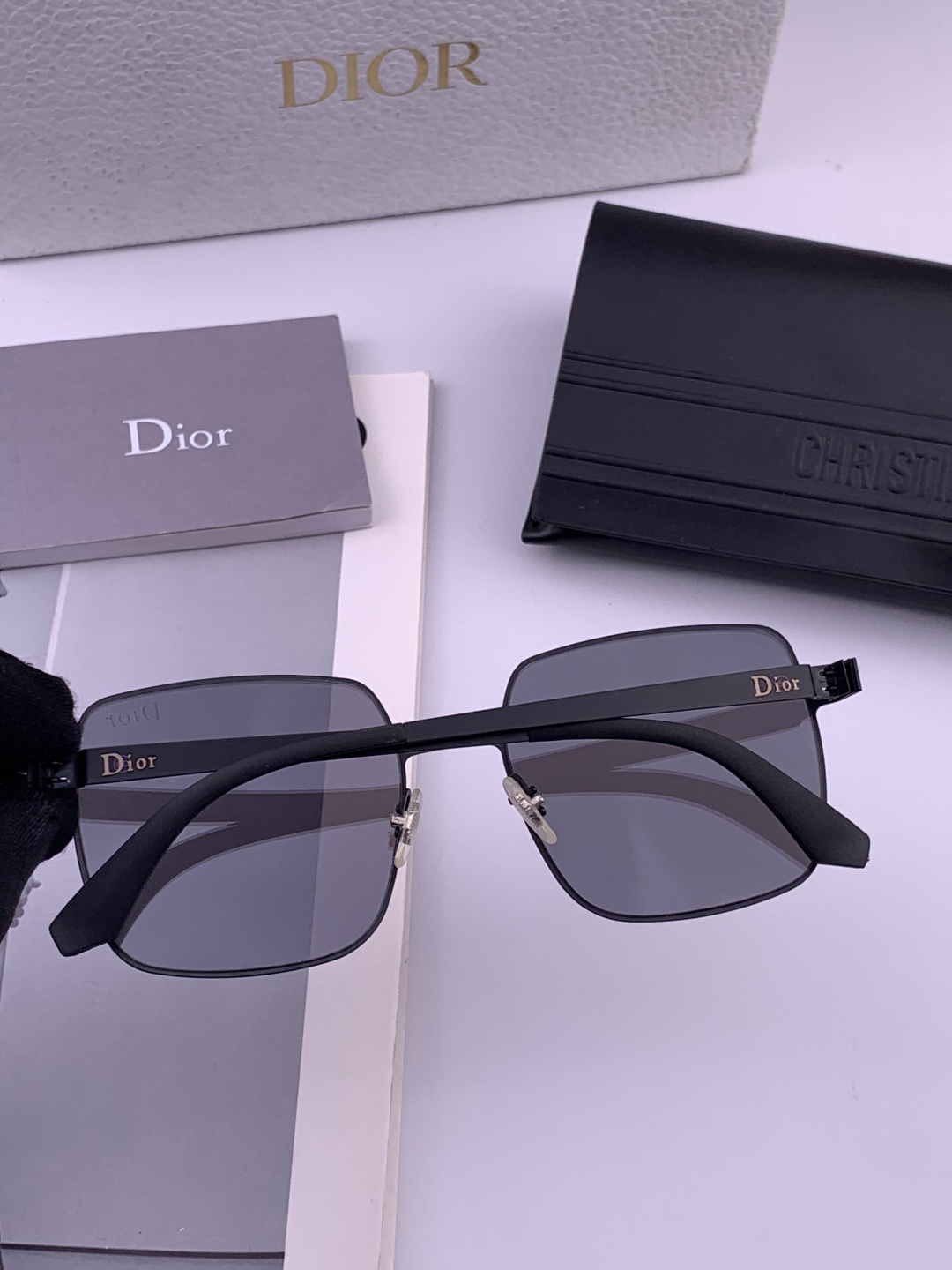 DIOR-迪奥新款男女情侣款太阳iP电镀永不褪色 卖点：超轻超有弹性整幅眼镜无螺丝重要的是压不坏、镜片：