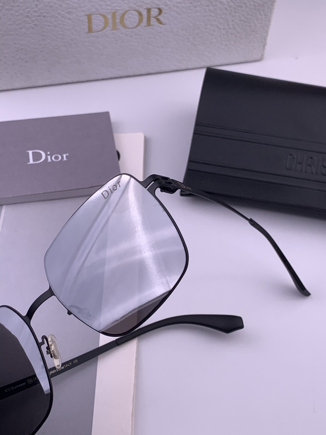 DIOR-迪奥新款男女情侣款太阳iP电镀永不褪色 卖点：超轻超有弹性整幅眼镜无螺丝重要的是压不坏、镜片：