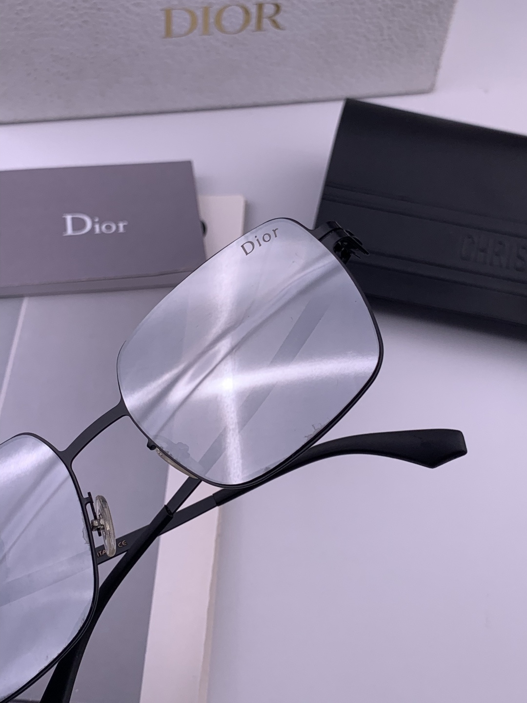 DIOR-迪奥新款男女情侣款太阳iP电镀永不褪色 卖点：超轻超有弹性整幅眼镜无螺丝重要的是压不坏、镜片：