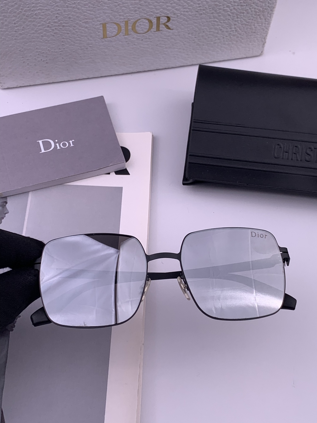 DIOR-迪奥新款男女情侣款太阳iP电镀永不褪色 卖点：超轻超有弹性整幅眼镜无螺丝重要的是压不坏、镜片：