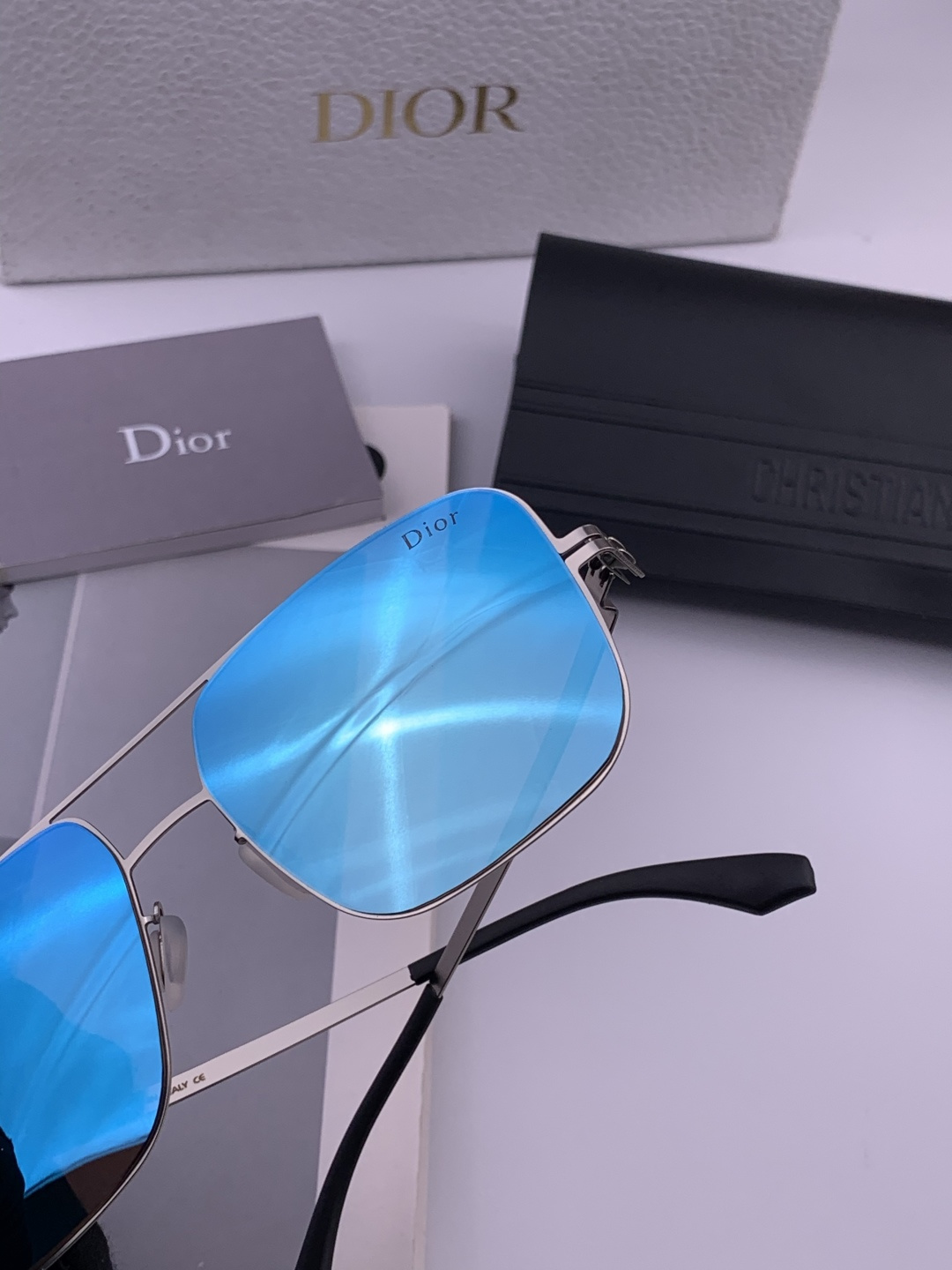 DIOR-迪奥新款男女情侣款太阳iP电镀永不褪色 卖点：超轻超有弹性整幅眼镜无螺丝重要的是压不坏、镜片：