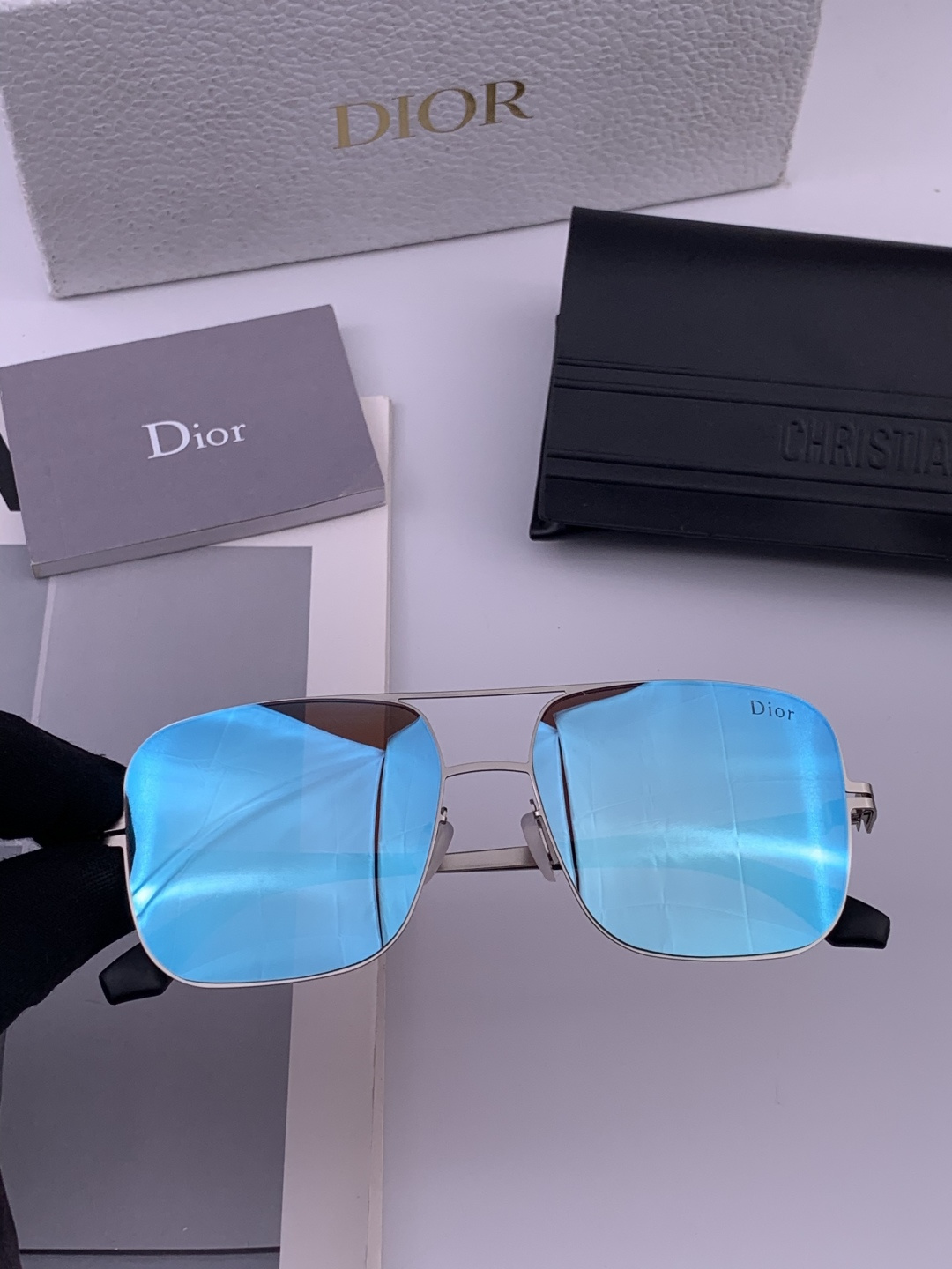 DIOR-迪奥新款男女情侣款太阳iP电镀永不褪色 卖点：超轻超有弹性整幅眼镜无螺丝重要的是压不坏、镜片：