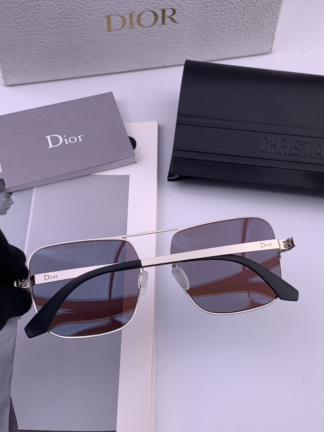 DIOR-迪奥新款男女情侣款太阳iP电镀永不褪色 卖点：超轻超有弹性整幅眼镜无螺丝重要的是压不坏、镜片：