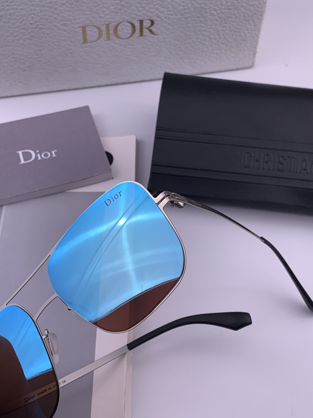 DIOR-迪奥新款男女情侣款太阳iP电镀永不褪色 卖点：超轻超有弹性整幅眼镜无螺丝重要的是压不坏、镜片：