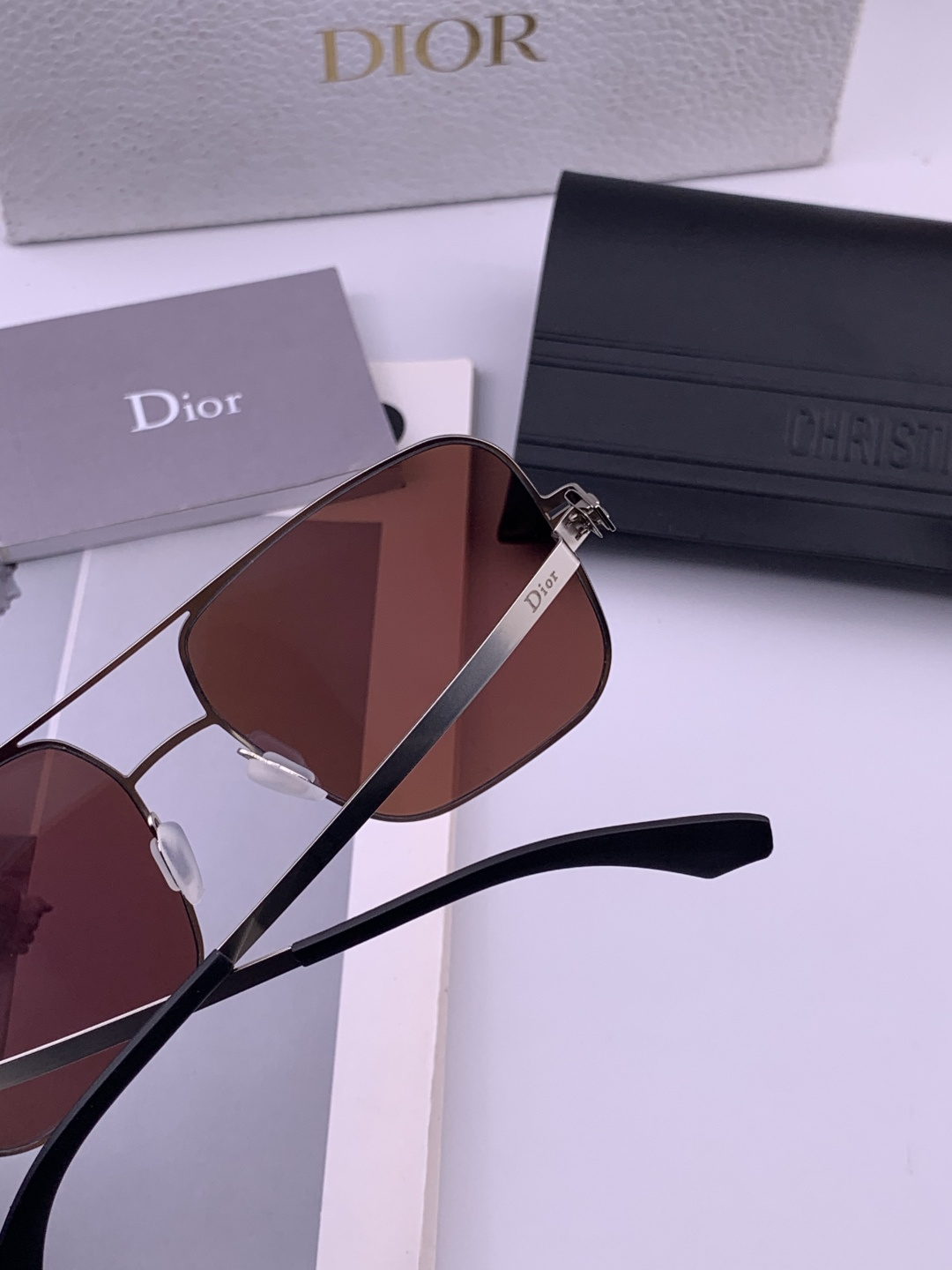 DIOR-迪奥新款男女情侣款太阳iP电镀永不褪色 卖点：超轻超有弹性整幅眼镜无螺丝重要的是压不坏、镜片：