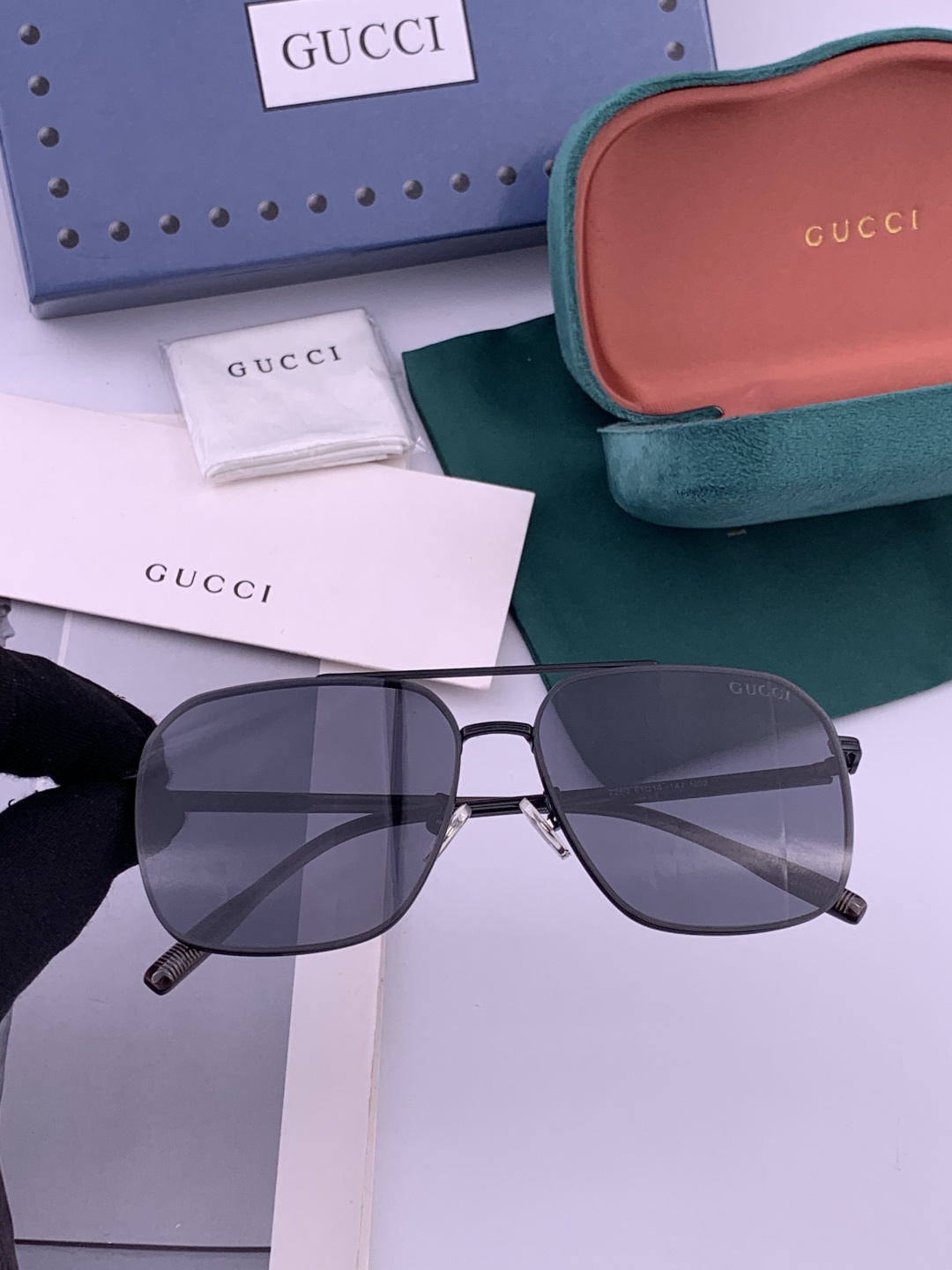 GUCCI 男款炫彩飞行员偏光太阳镜 ❤️材质：高清尼龙加厚卡槽高清偏光镜片 🌹无边框镜架💕颜👍型号：G