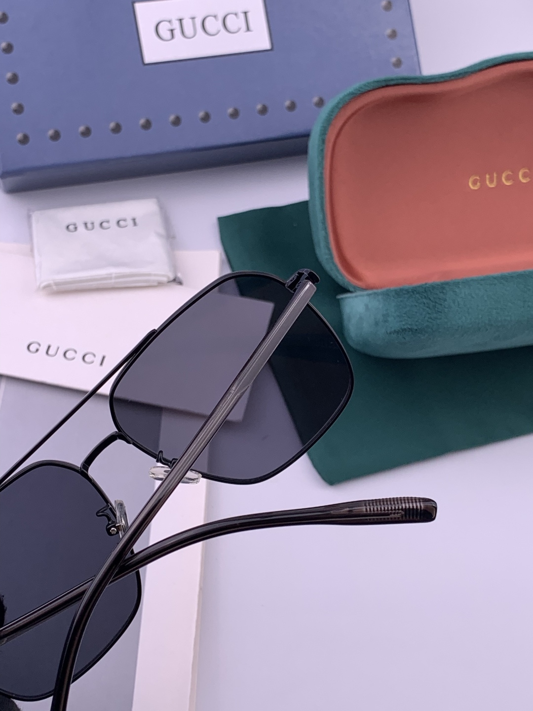 GUCCI 男款炫彩飞行员偏光太阳镜 ❤️材质：高清尼龙加厚卡槽高清偏光镜片 🌹无边框镜架💕颜👍型号：G