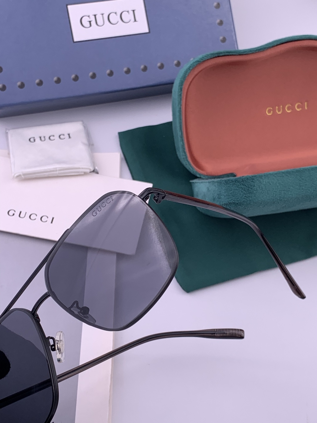 GUCCI 男款炫彩飞行员偏光太阳镜 ❤️材质：高清尼龙加厚卡槽高清偏光镜片 🌹无边框镜架💕颜👍型号：G