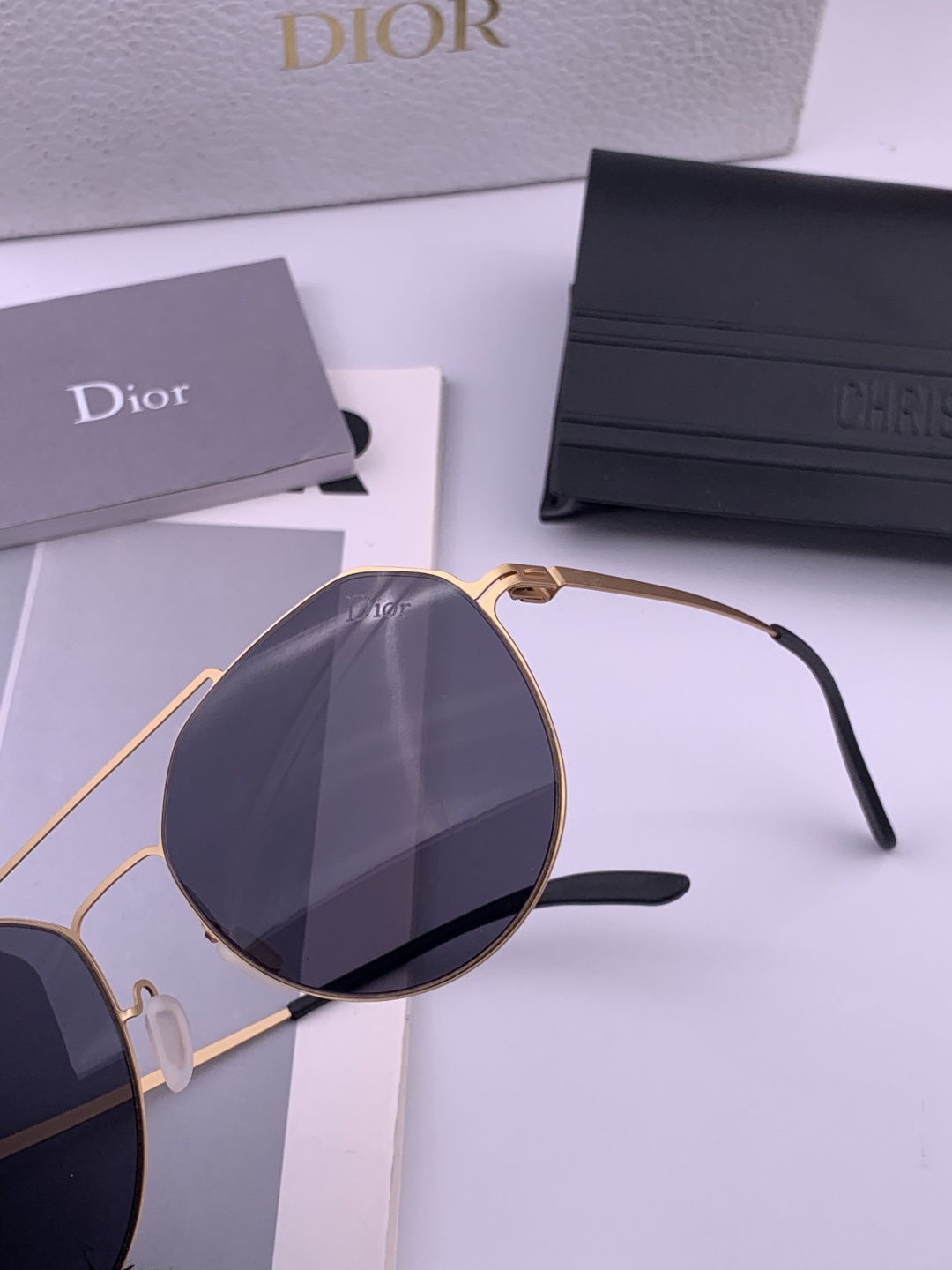 DIOR-迪奥新款男女情侣款太阳iP电镀永不褪色 卖点：超轻超有弹性整幅眼镜无螺丝重要的是压不坏、镜片：