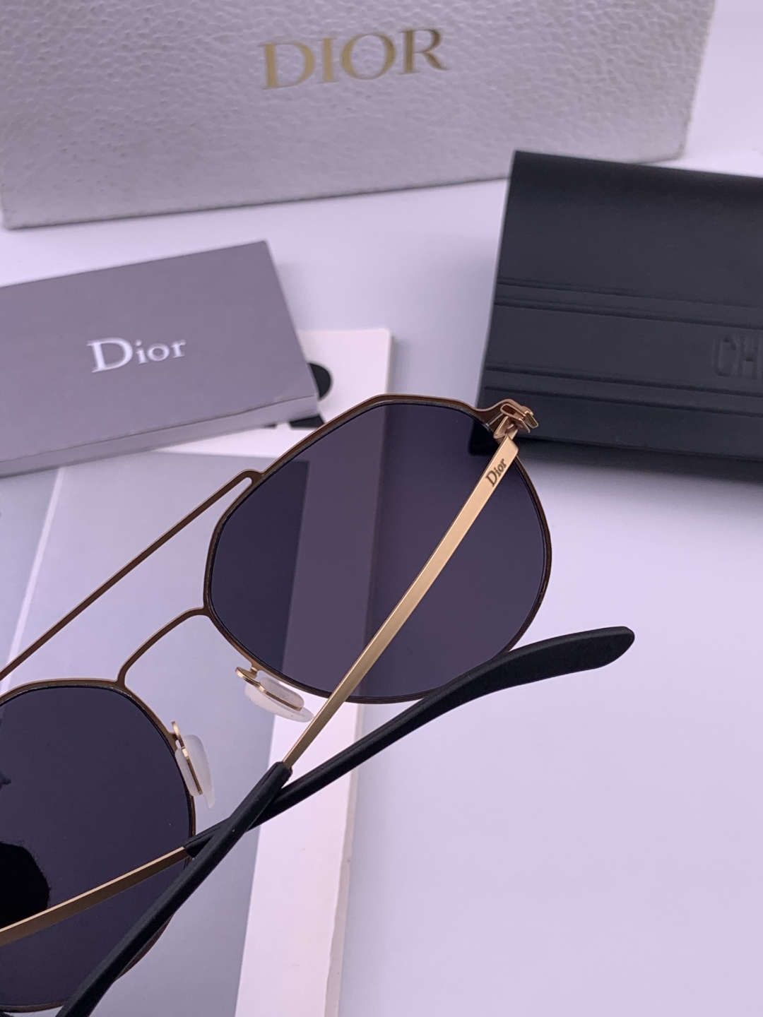 DIOR-迪奥新款男女情侣款太阳iP电镀永不褪色 卖点：超轻超有弹性整幅眼镜无螺丝重要的是压不坏、镜片：