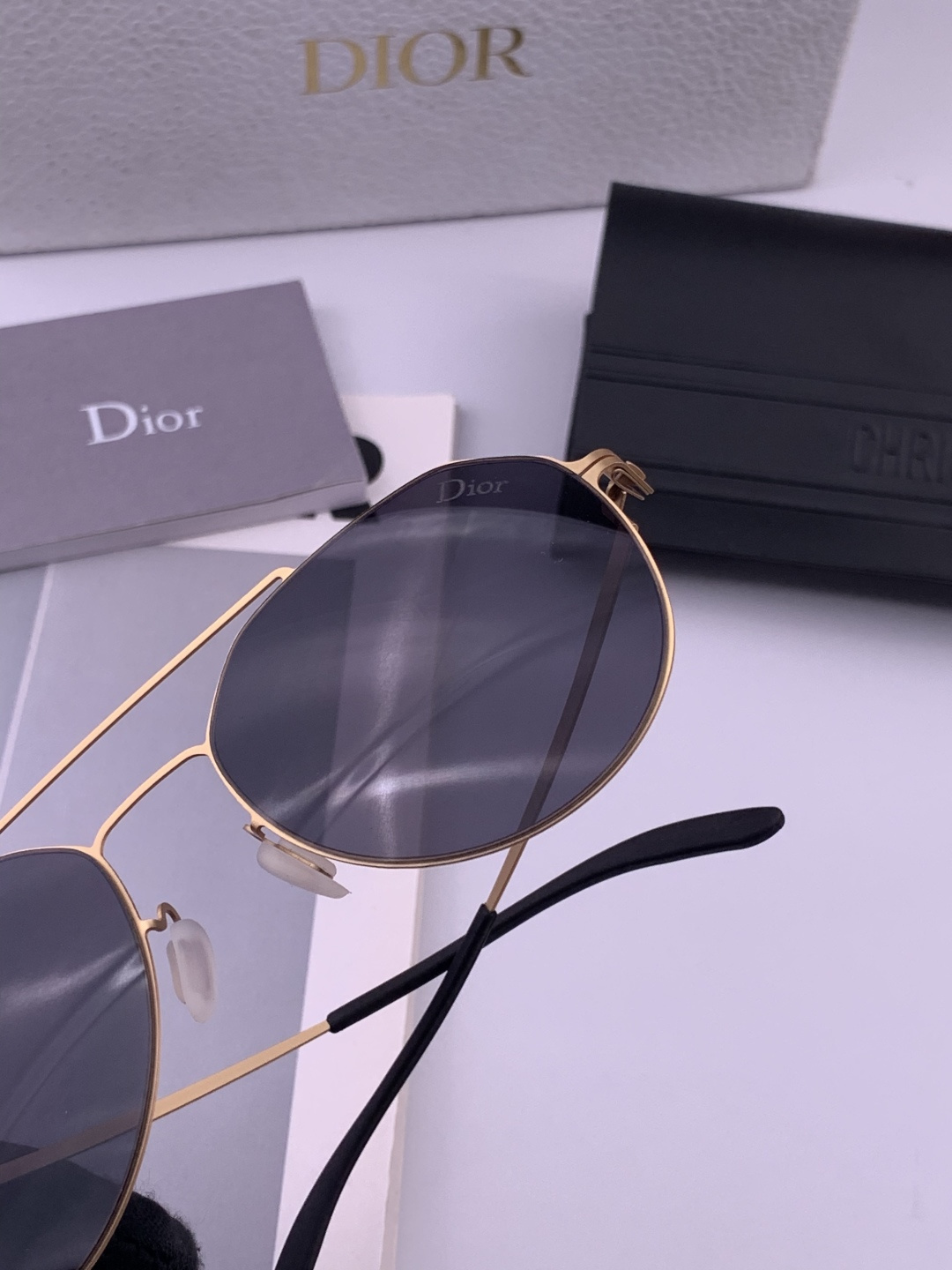 DIOR-迪奥新款男女情侣款太阳iP电镀永不褪色 卖点：超轻超有弹性整幅眼镜无螺丝重要的是压不坏、镜片：