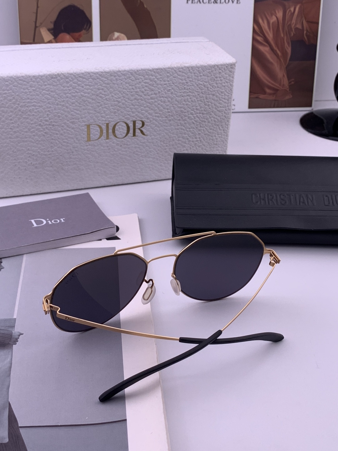 DIOR-迪奥新款男女情侣款太阳iP电镀永不褪色 卖点：超轻超有弹性整幅眼镜无螺丝重要的是压不坏、镜片：
