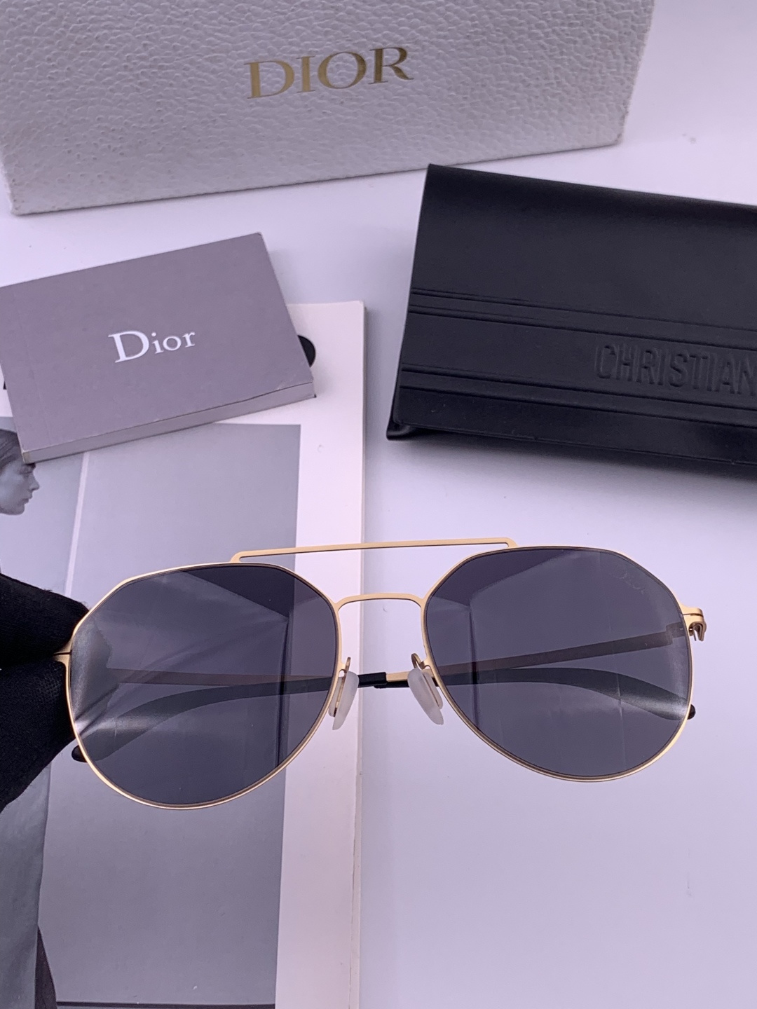 DIOR-迪奥新款男女情侣款太阳iP电镀永不褪色 卖点：超轻超有弹性整幅眼镜无螺丝重要的是压不坏、镜片：