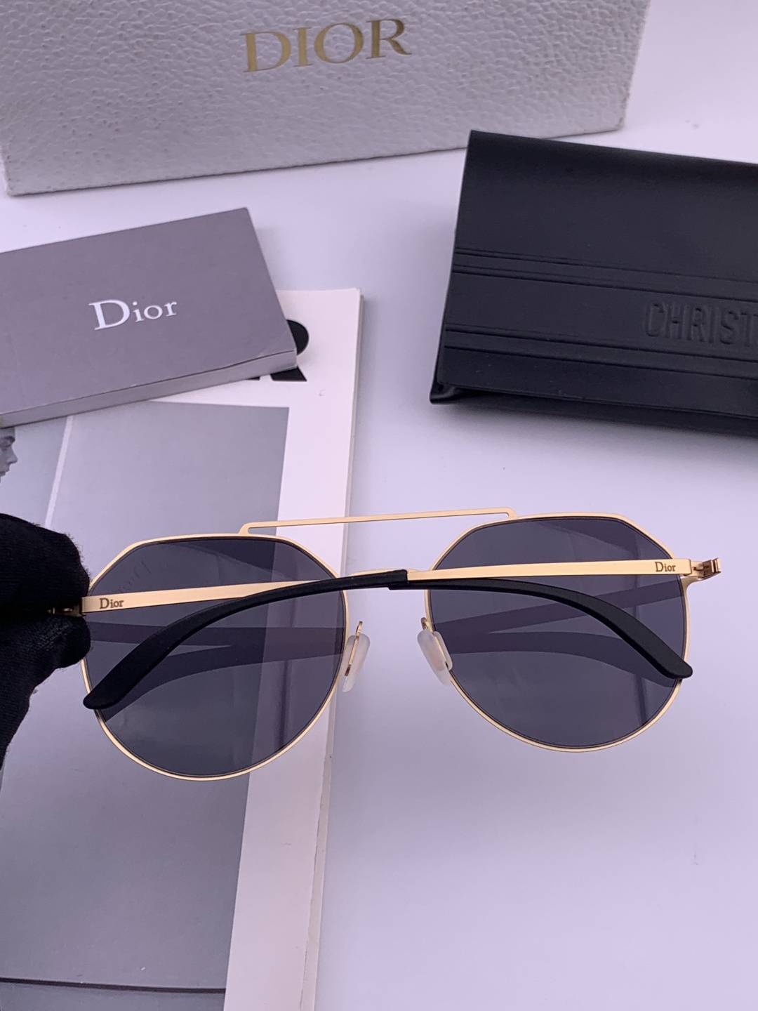 DIOR-迪奥新款男女情侣款太阳iP电镀永不褪色 卖点：超轻超有弹性整幅眼镜无螺丝重要的是压不坏、镜片：
