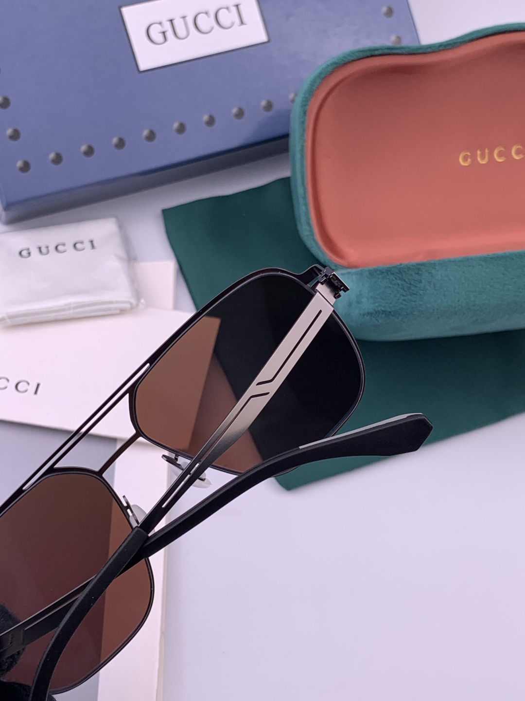 GUCCI 男款炫彩飞行员偏光太阳镜 ❤️材质：高清尼龙加厚卡槽高清偏光镜片 🌹无边框镜架💕颜👍型号：G