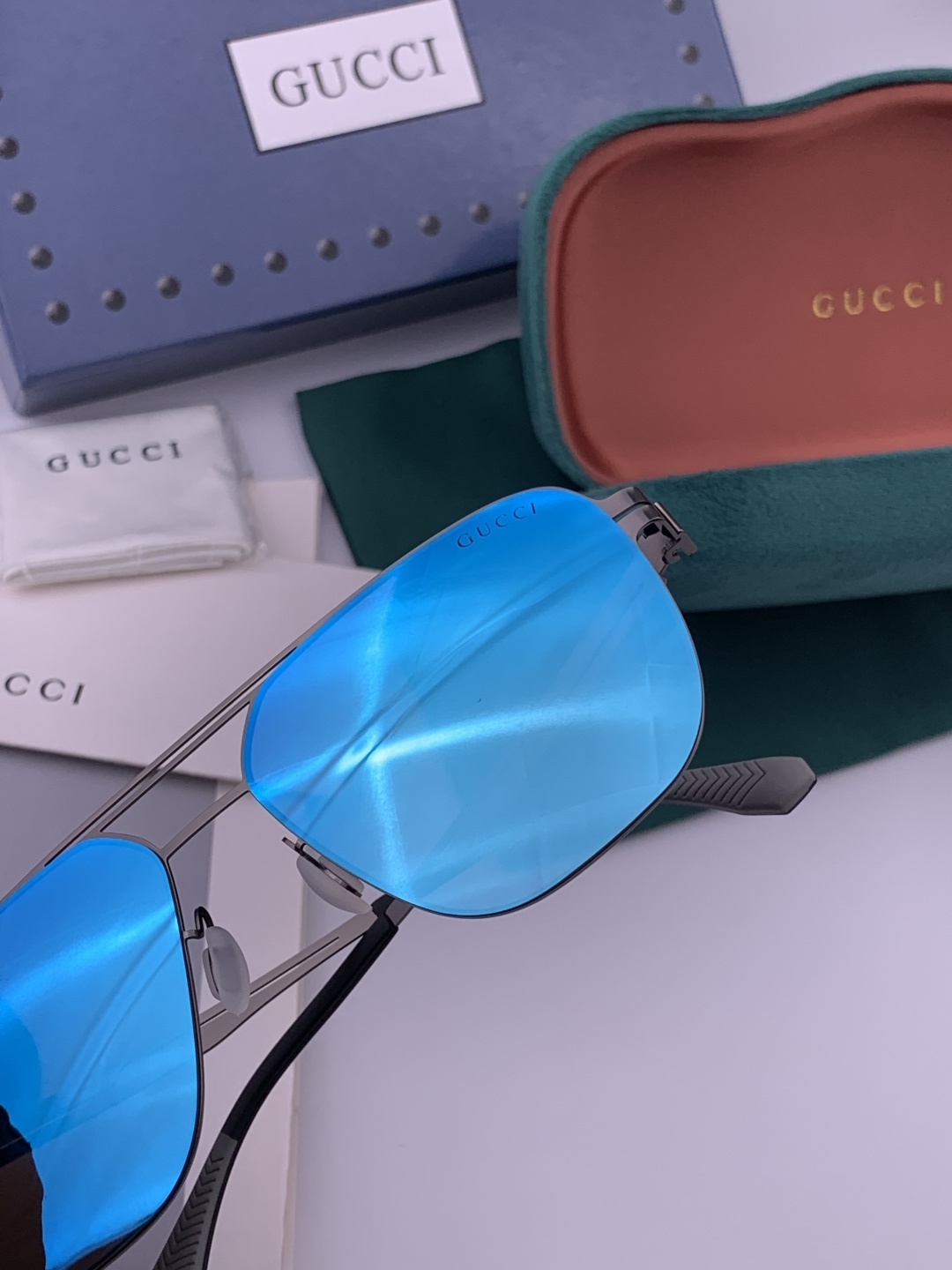 GUCCI 男款炫彩飞行员偏光太阳镜 ❤️材质：高清尼龙加厚卡槽高清偏光镜片 🌹无边框镜架💕颜👍型号：G