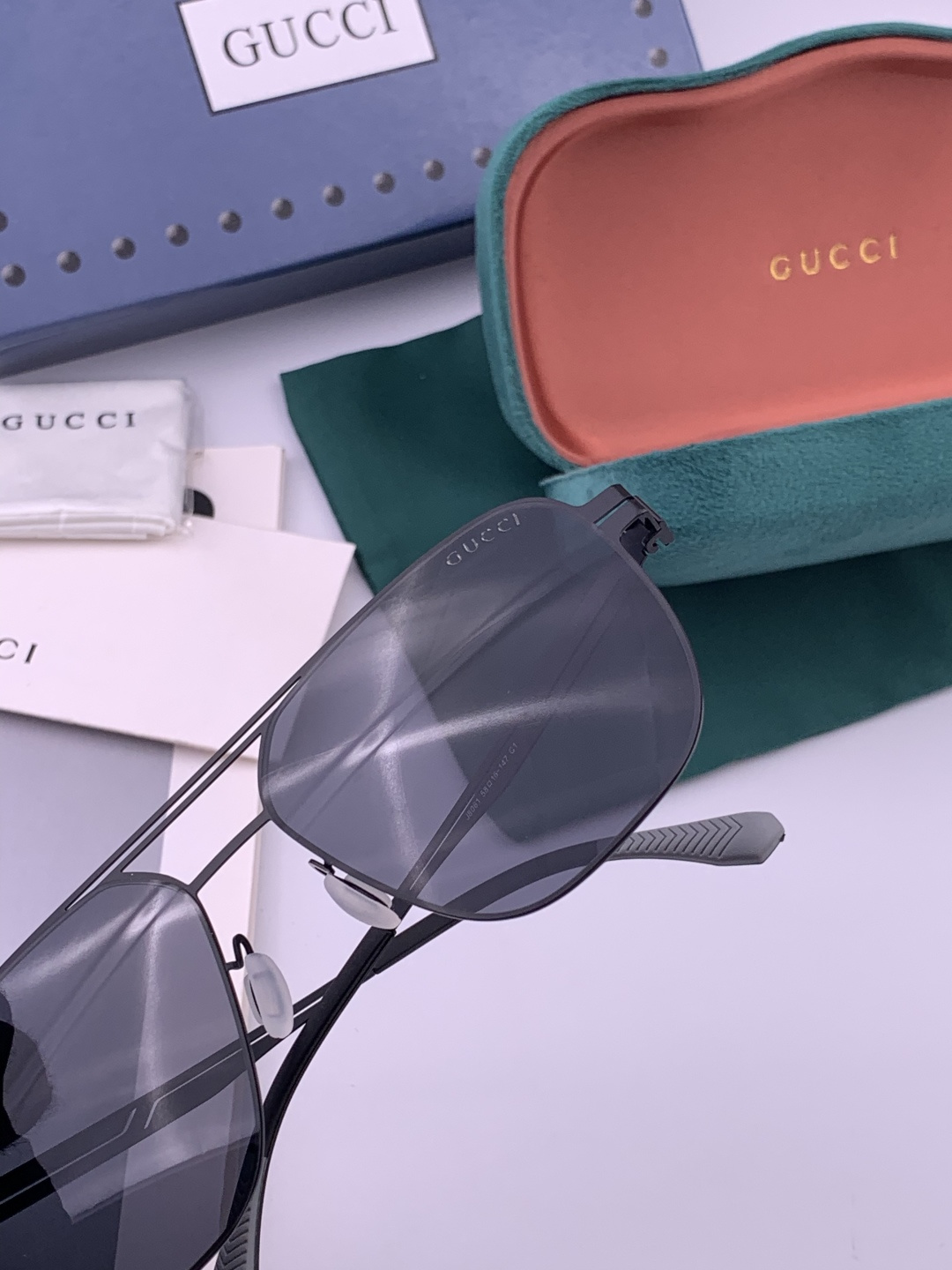 GUCCI 男款炫彩飞行员偏光太阳镜 ❤️材质：高清尼龙加厚卡槽高清偏光镜片 🌹无边框镜架💕颜👍型号：G