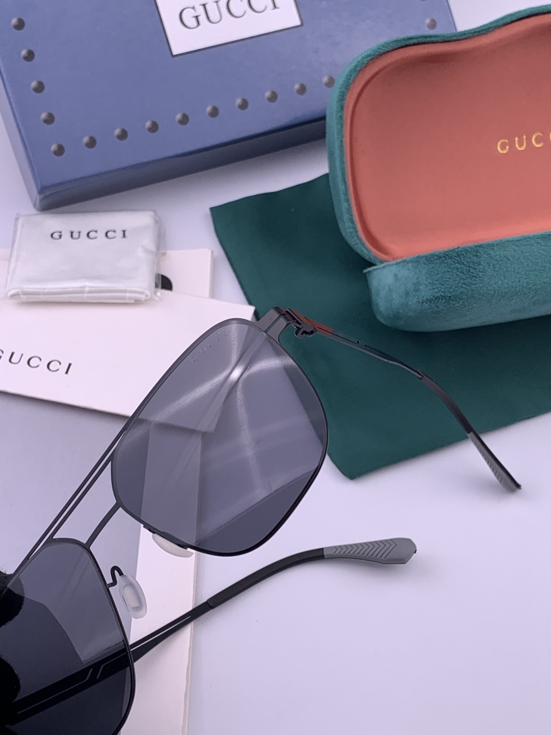 GUCCI 男款炫彩飞行员偏光太阳镜 ❤️材质：高清尼龙加厚卡槽高清偏光镜片 🌹无边框镜架💕颜👍型号：G