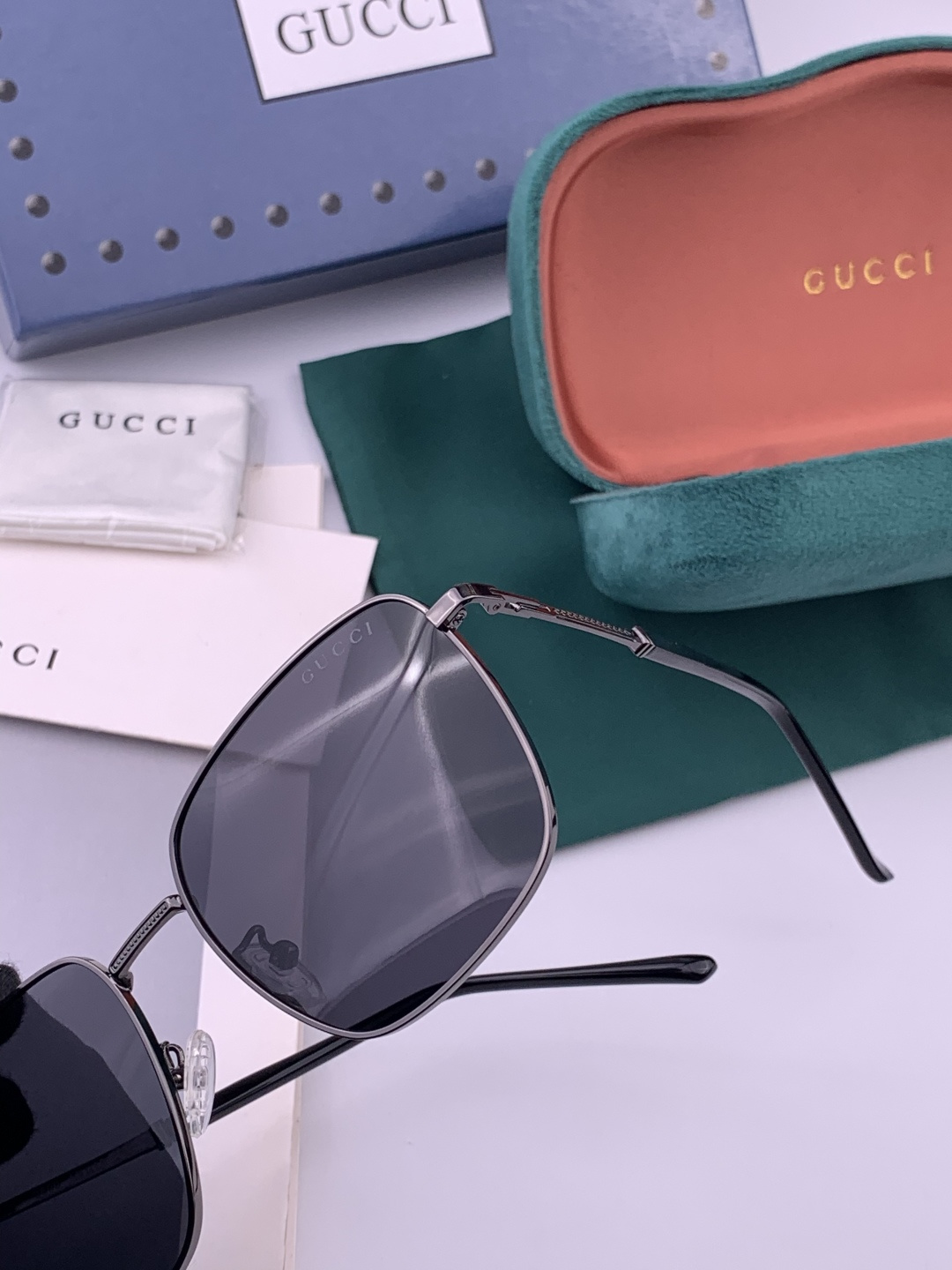 GUCCI 官网同步。 高品质男女款墨镜 👍 进口宝丽来偏光镜片 。蛤蟆镜 开车钓鱼都可 。型号：G12