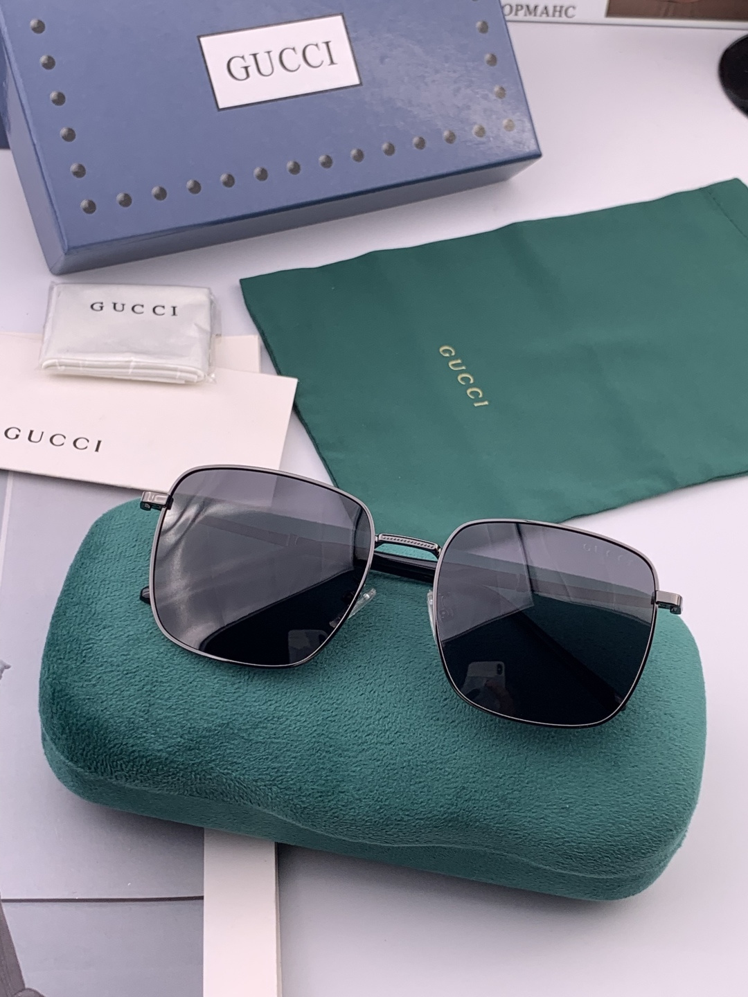 GUCCI 官网同步。 高品质男女款墨镜 👍 进口宝丽来偏光镜片 。蛤蟆镜 开车钓鱼都可 。型号：G12