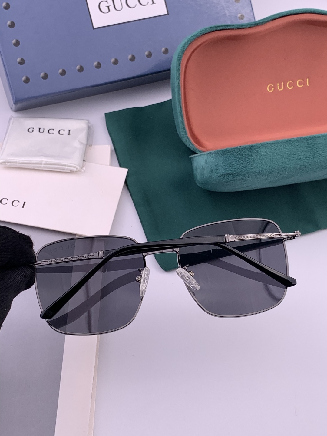 GUCCI 官网同步。 高品质男女款墨镜 👍 进口宝丽来偏光镜片 。蛤蟆镜 开车钓鱼都可 。型号：G12