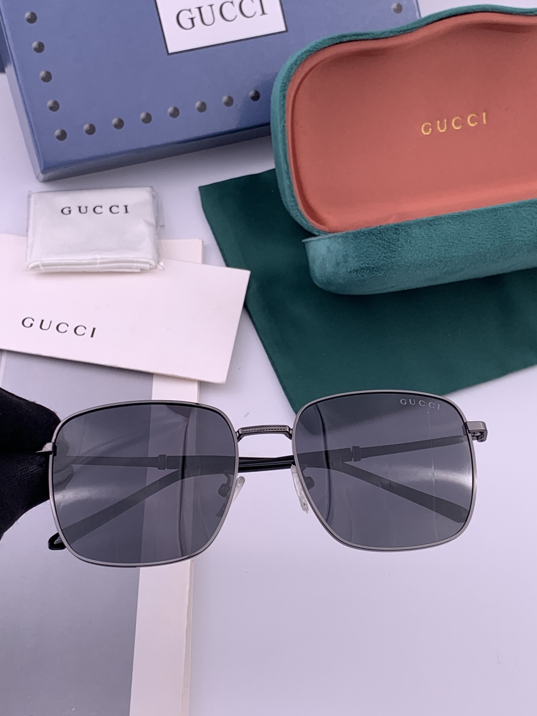 GUCCI 官网同步。 高品质男女款墨镜 👍 进口宝丽来偏光镜片 。蛤蟆镜 开车钓鱼都可 。型号：G12