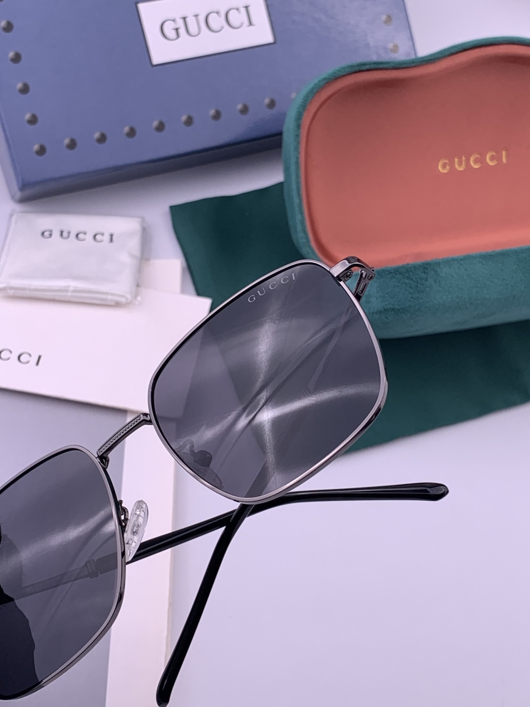 GUCCI 官网同步。 高品质男女款墨镜 👍 进口宝丽来偏光镜片 。蛤蟆镜 开车钓鱼都可 。型号：G12