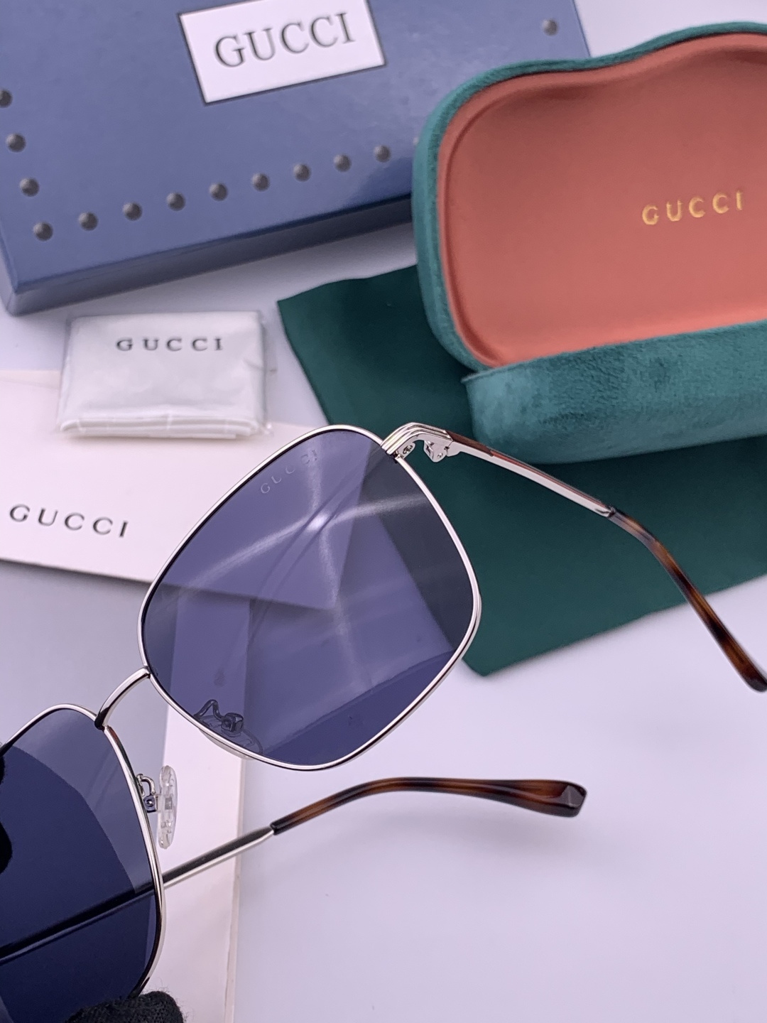 Gucci 。 高品质男女款墨镜 👍 进口宝丽来偏光镜片 。蛤蟆镜 开车钓鱼都可 。百搭显瘦墨镜韩版男士
