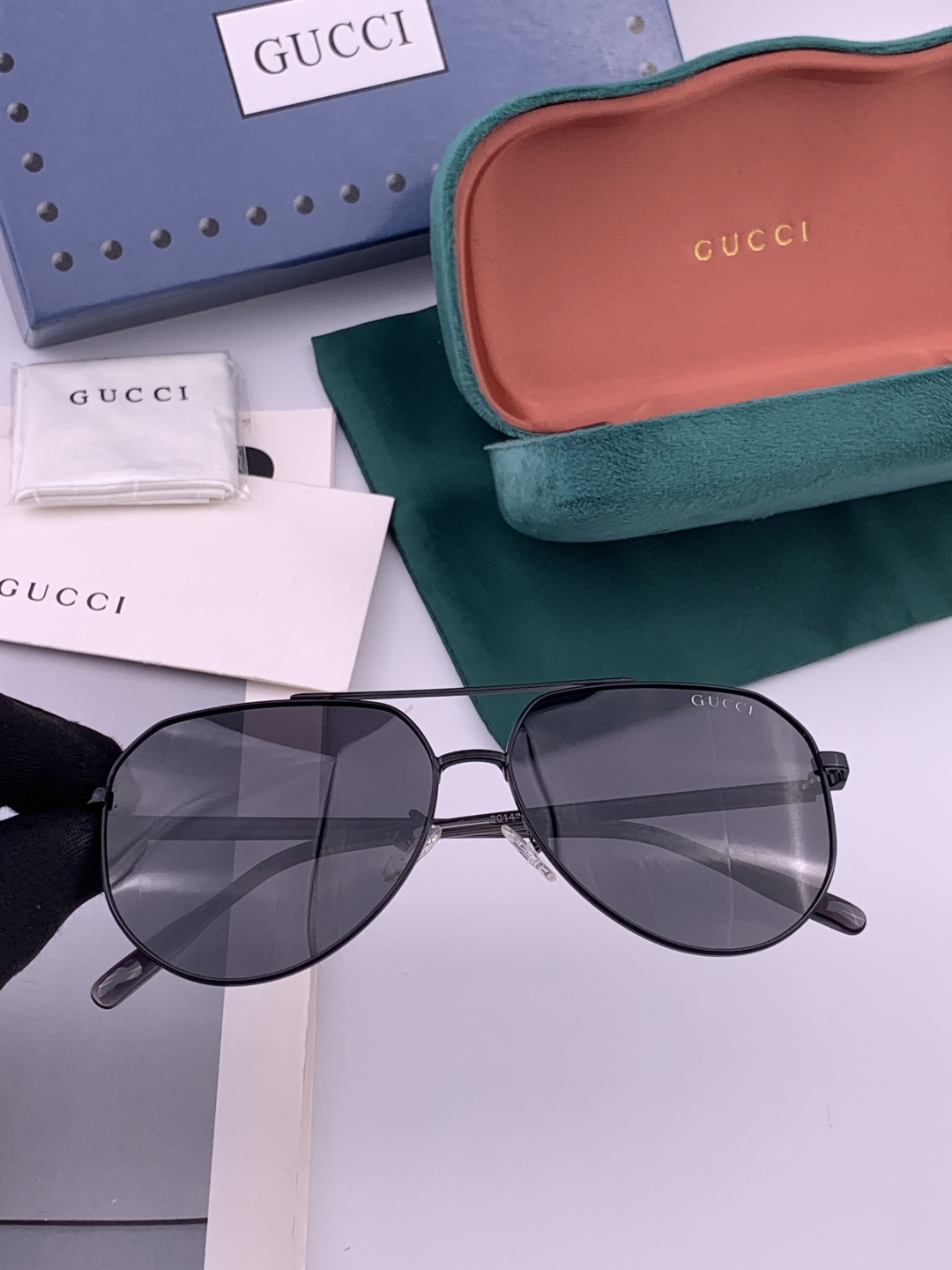 Gucci 。 高品质男女款墨镜 👍 进口宝丽来偏光镜片 。蛤蟆镜 开车钓鱼都可 。百搭显瘦墨镜韩版男士