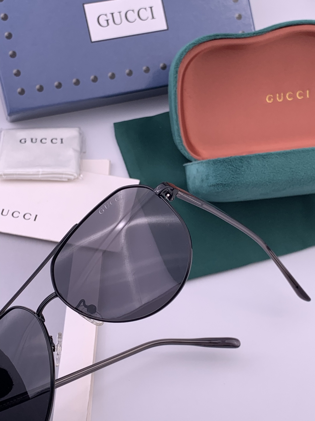 Gucci 。 高品质男女款墨镜 👍 进口宝丽来偏光镜片 。蛤蟆镜 开车钓鱼都可 。百搭显瘦墨镜韩版男士