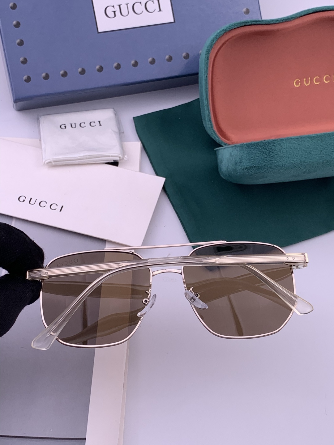 GUCCI 官网同步。 高品质男女款墨镜 👍 进口宝丽来偏光镜片 。蛤蟆镜 开车钓鱼都可 。型号：G33