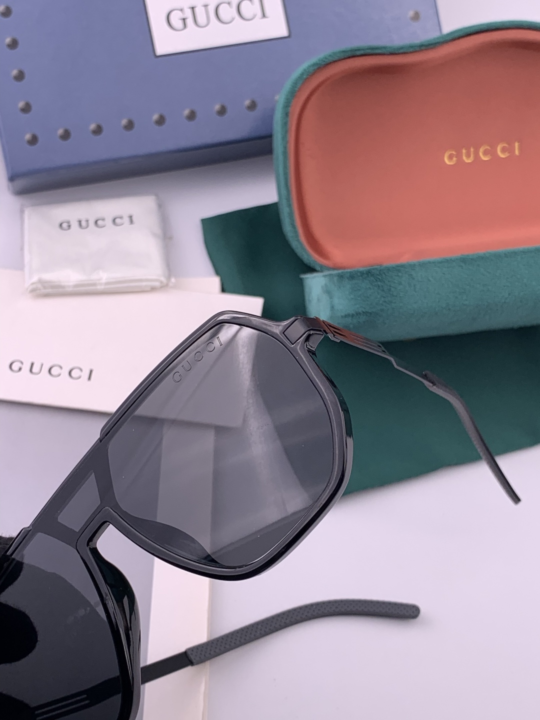 ♦️ GUCCI 新款男女情侣款太阳镜多边形墨镜iP电镀永不褪色 超轻超有弹性整幅眼镜无螺丝重要的是压不