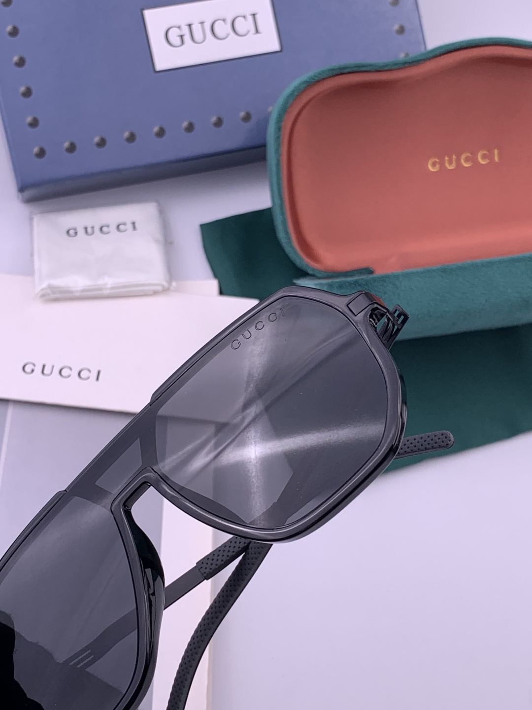 ♦️ GUCCI 新款男女情侣款太阳镜多边形墨镜iP电镀永不褪色 超轻超有弹性整幅眼镜无螺丝重要的是压不