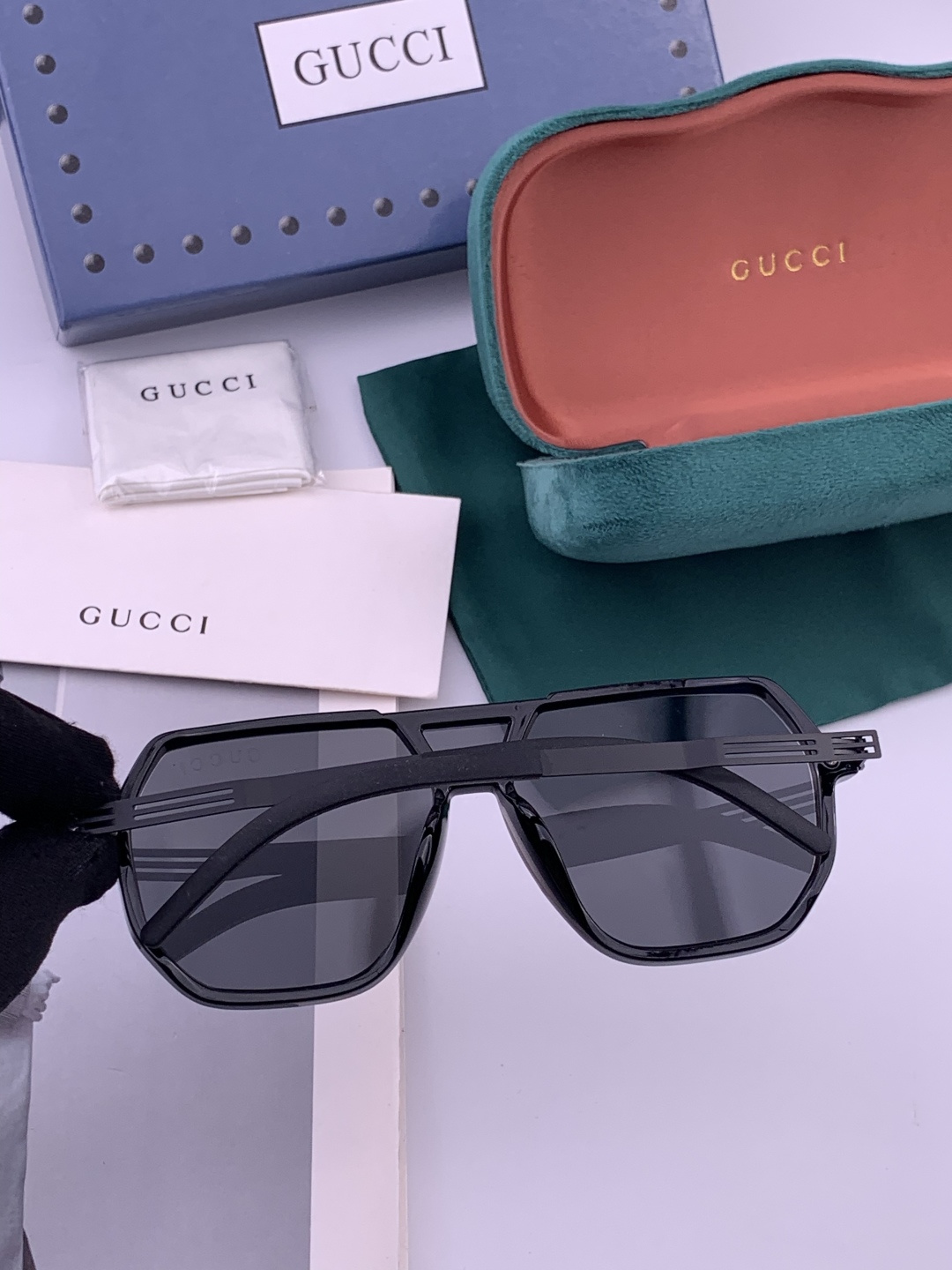 ♦️ GUCCI 新款男女情侣款太阳镜多边形墨镜iP电镀永不褪色 超轻超有弹性整幅眼镜无螺丝重要的是压不