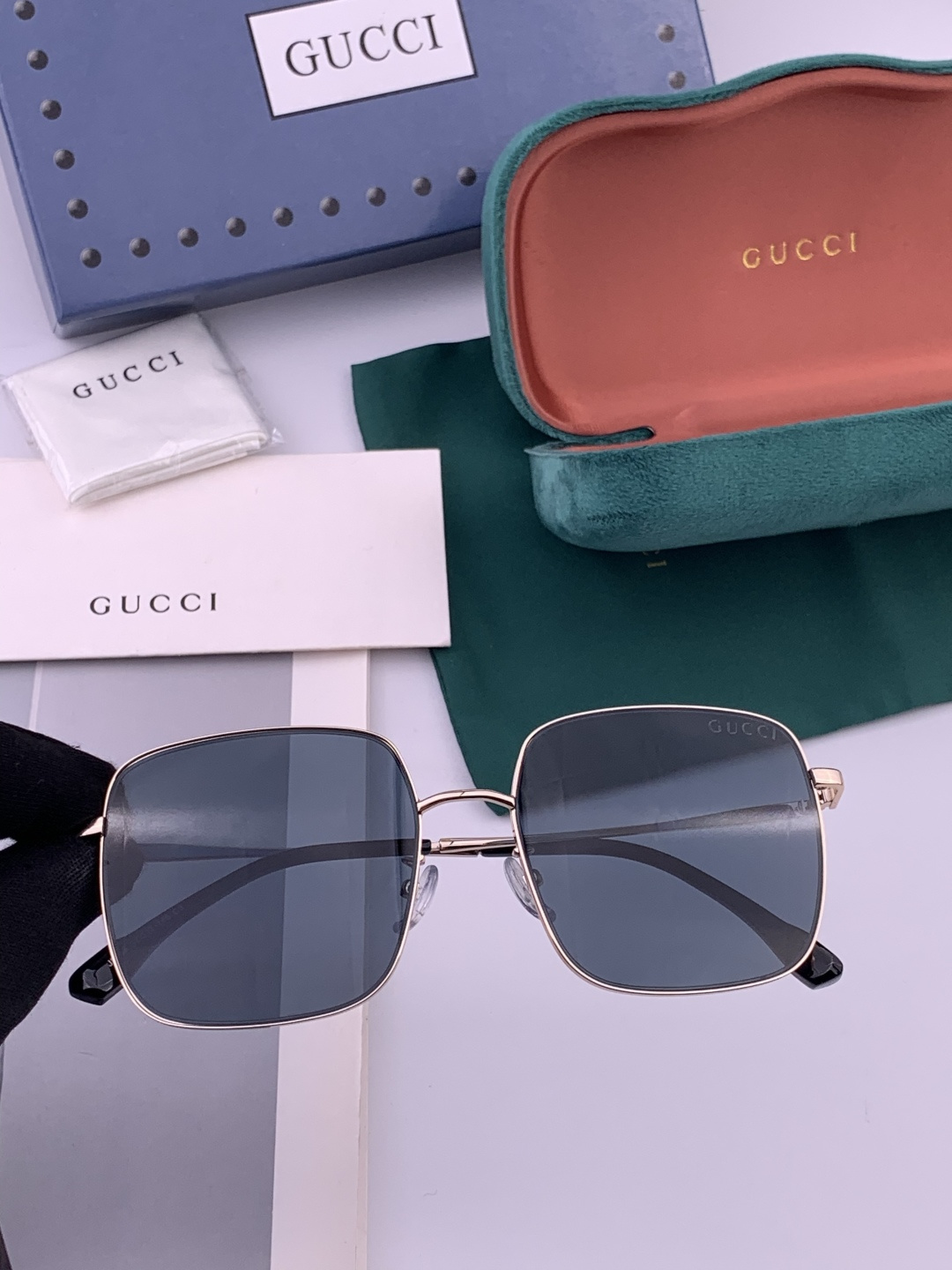GUCCI 男款炫彩飞行员偏光太阳镜 ❤️材质：高清尼龙加厚卡槽高清偏光镜片 🌹无边框镜架💕颜👍型号：G