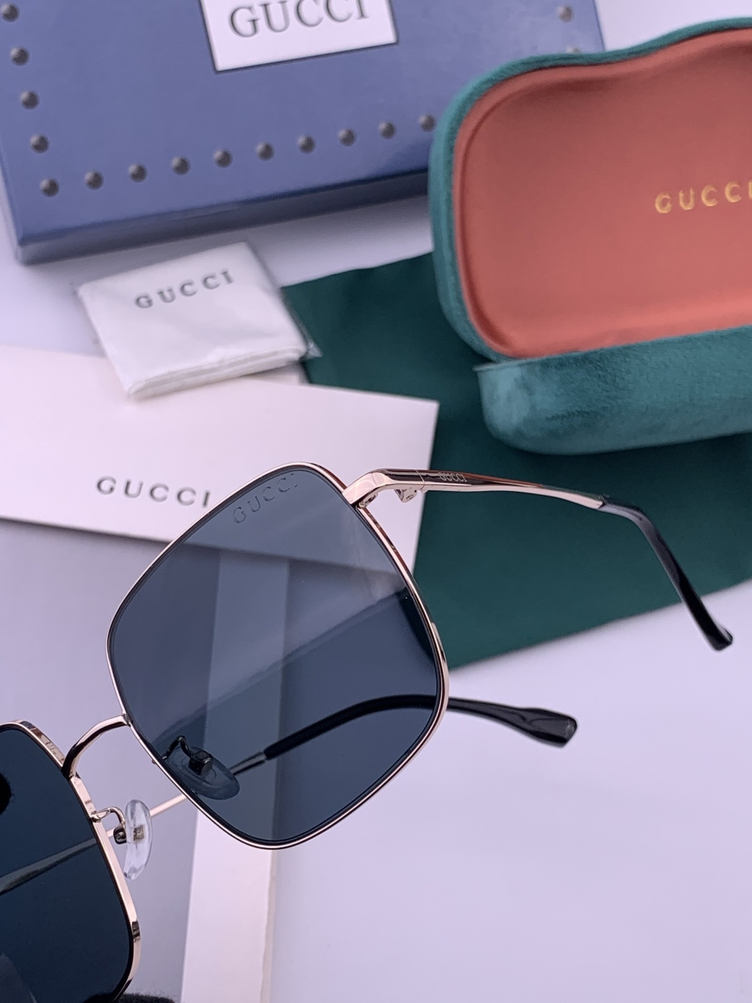 GUCCI 男款炫彩飞行员偏光太阳镜 ❤️材质：高清尼龙加厚卡槽高清偏光镜片 🌹无边框镜架💕颜👍型号：G