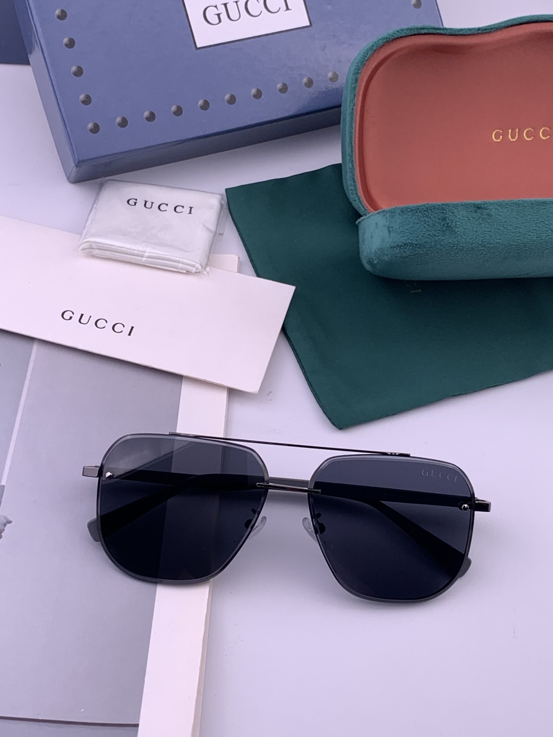 GUCCI 男款炫彩飞行员偏光太阳镜 ❤️材质：高清尼龙加厚卡槽高清偏光镜片 🌹无边框镜架💕颜 型号：G