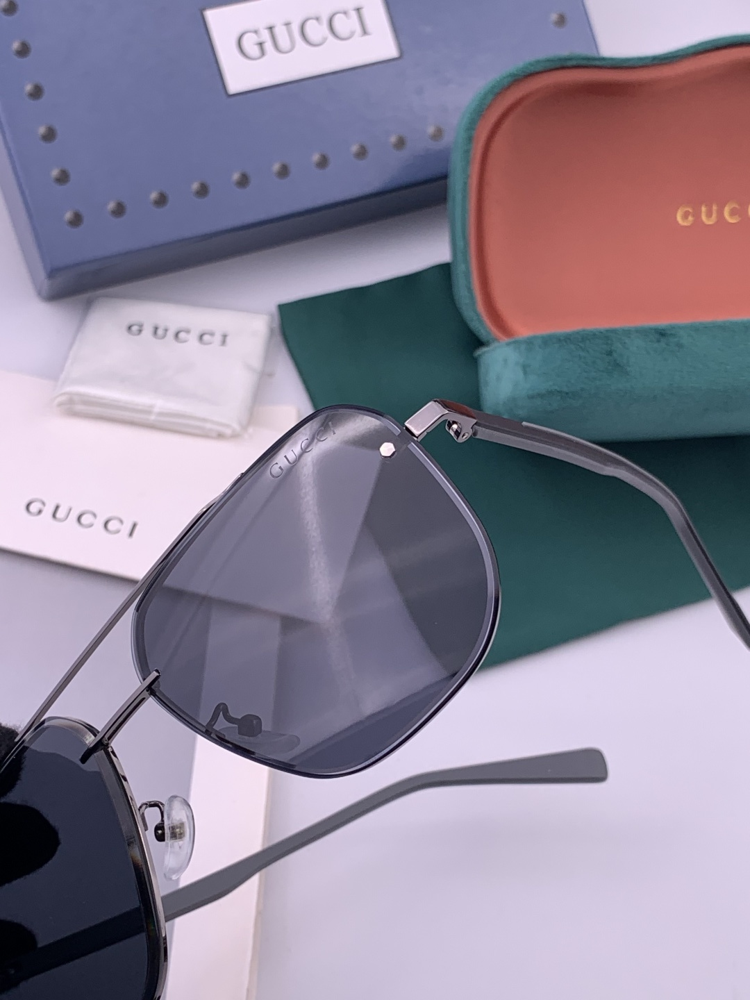 GUCCI 男款炫彩飞行员偏光太阳镜 ❤️材质：高清尼龙加厚卡槽高清偏光镜片 🌹无边框镜架💕颜 型号：G
